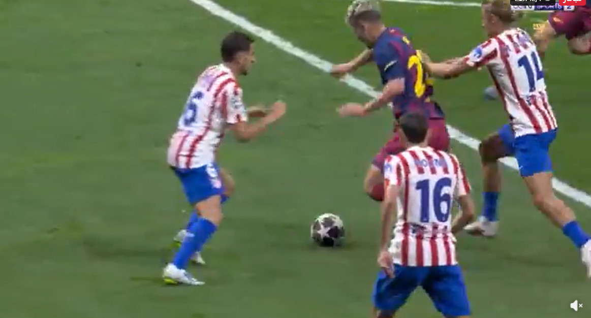 hawlery_as81926's tweet photo. اتلتيكو 1-2 برشلونة 45د

ضربة جزاء غير محتسبة لبرشلونة .. الدفع من الخلف عندما كان اولمو منفردا بالحارس ويهيء نفسه للتسديد https://t.co/2wtEEihkIh