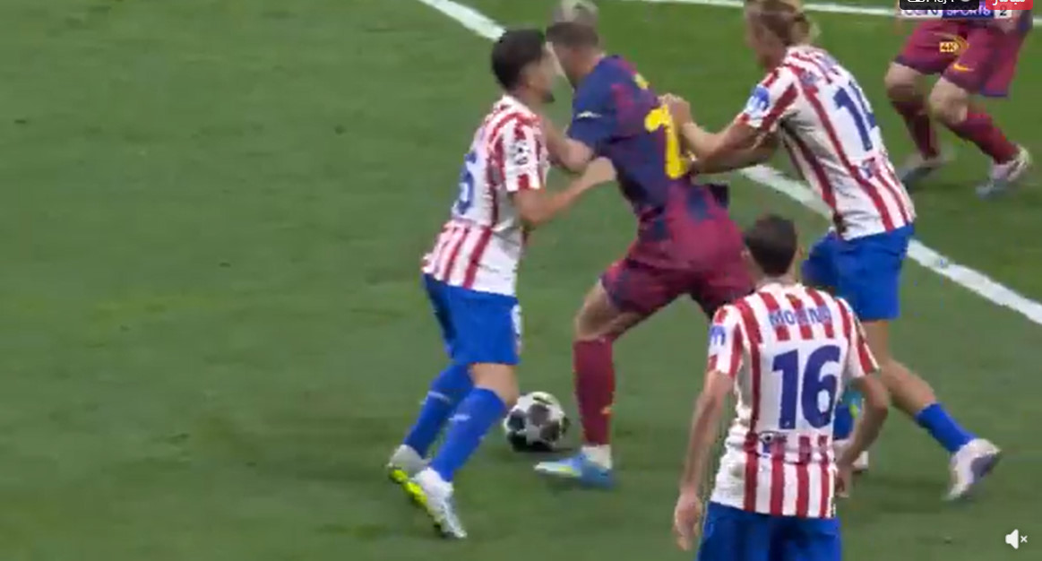 hawlery_as81926's tweet photo. اتلتيكو 1-2 برشلونة 45د

ضربة جزاء غير محتسبة لبرشلونة .. الدفع من الخلف عندما كان اولمو منفردا بالحارس ويهيء نفسه للتسديد https://t.co/2wtEEihkIh