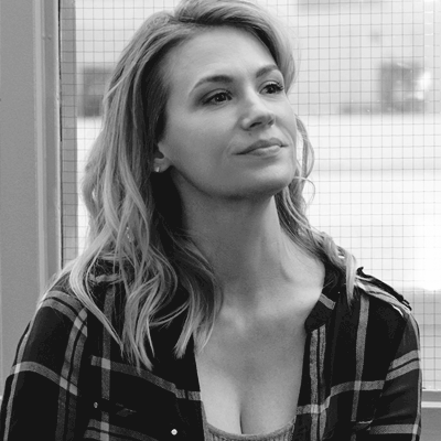 ᅠᅠ
𝗠𝗔𝗥𝗝𝗢𝗥𝗜𝗘 𝗪𝗢𝗢𝗗𝗦
—— Madre de Elijah y Max.
—— 48 años.
—— Dependienta en tienda de segunda mano.
—— Canadiense viviendo en Easton.
—— Perfeccionista.
ᅠᅠ