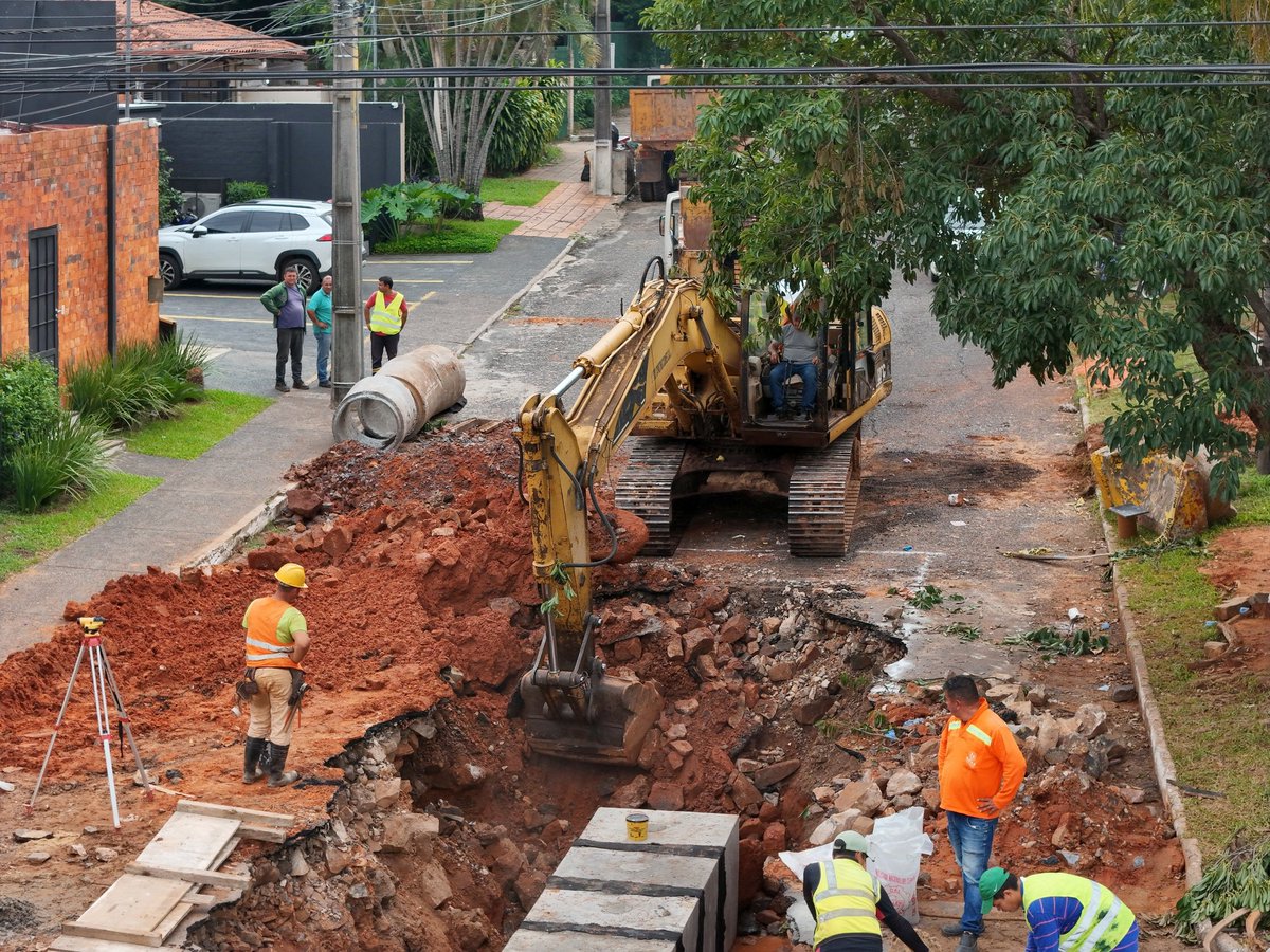 luisbello_asu's tweet photo. Avanzan las obras de desagüe pluvial de la Cuenca Santo Domingo. Entendemos que estos trabajos generan incomodidades en el día a día de los vecinos, por eso impulsamos su ejecución para resolver un problema de fondo que durante años fue postergado.

Hoy realizamos el cargamento de hormigón del techo de la alcantarilla celular doble, con el vertido de unas 15 toneladas de hormigón.

Una vez culminada, esta obra marcará un antes y un después en el barrio, porque reducirá el impacto de las lluvias y dará una solución real a los vecinos y a quienes transitan por la zona.
