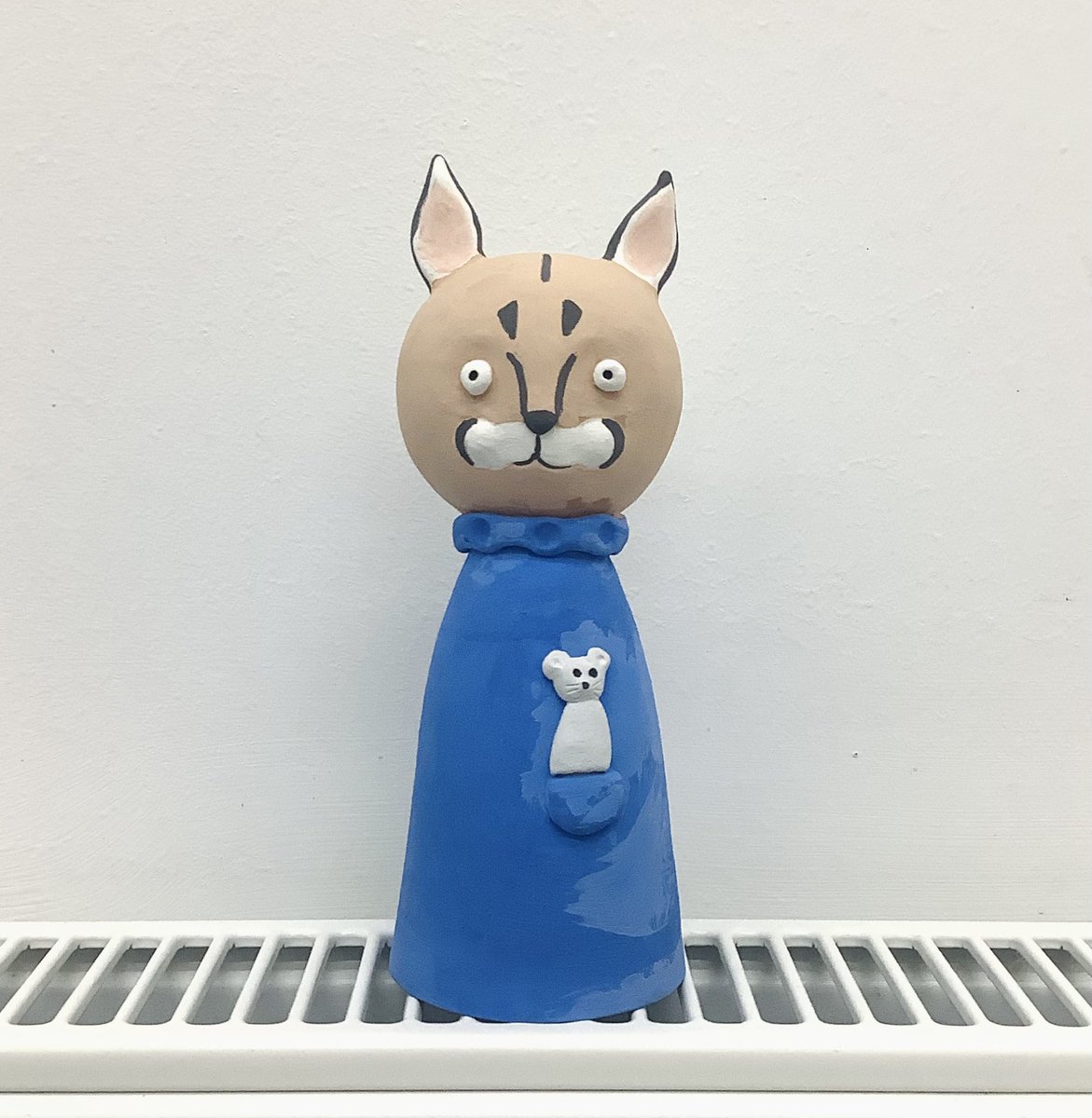 MidoriTakaki's tweet image. He couldn’t look more Caracal! Don’t you think? I have painted him whilst praising myself. 😂 So happy with him! More and more painting to do, but I’m downing the tools for the day. 
#caracal #ceramics