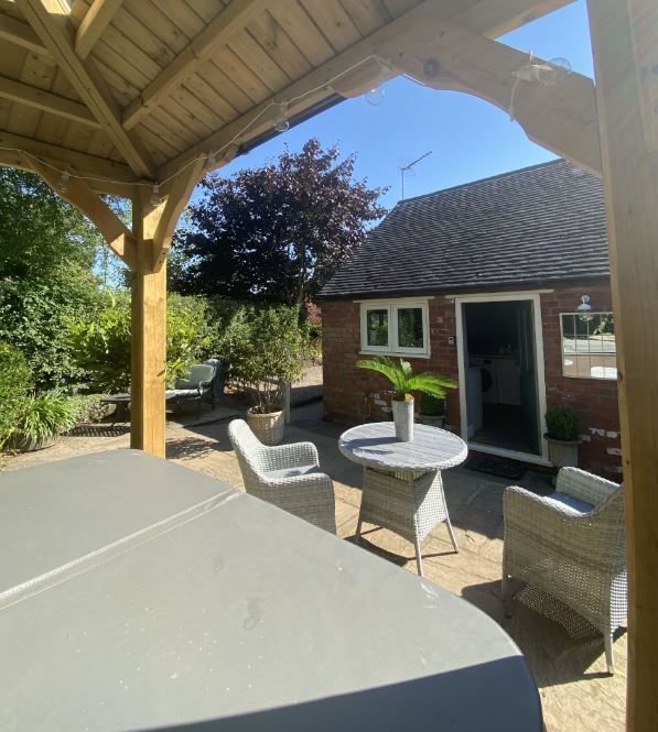 TheHolidayCots's tweet image. 🌿 Hall Farm Holidays Escape 🌿

Hall Farm Holidays offers luxuriously appointed self-catering accommodation set within the peaceful hamlet of Hollington, near Ashbourne in Derbyshire. 🏡

🛏️ Sleeps 15
theholidaycottages.co.uk/derbyshire/128…

#Derbyshire #LuxuryCottages #Staycation #Countryside