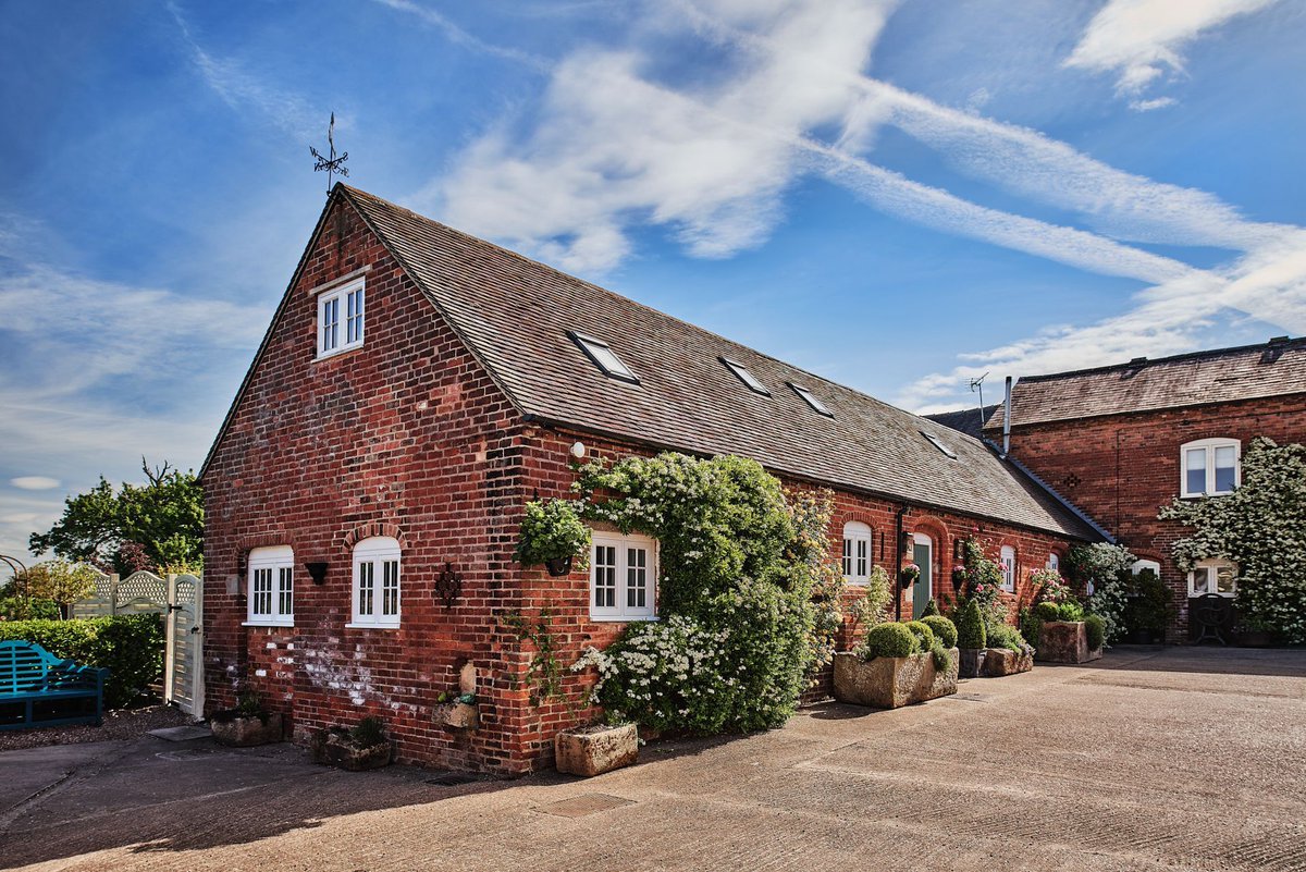 TheHolidayCots's tweet image. 🌿 Hall Farm Holidays Escape 🌿

Hall Farm Holidays offers luxuriously appointed self-catering accommodation set within the peaceful hamlet of Hollington, near Ashbourne in Derbyshire. 🏡

🛏️ Sleeps 15
theholidaycottages.co.uk/derbyshire/128…

#Derbyshire #LuxuryCottages #Staycation #Countryside