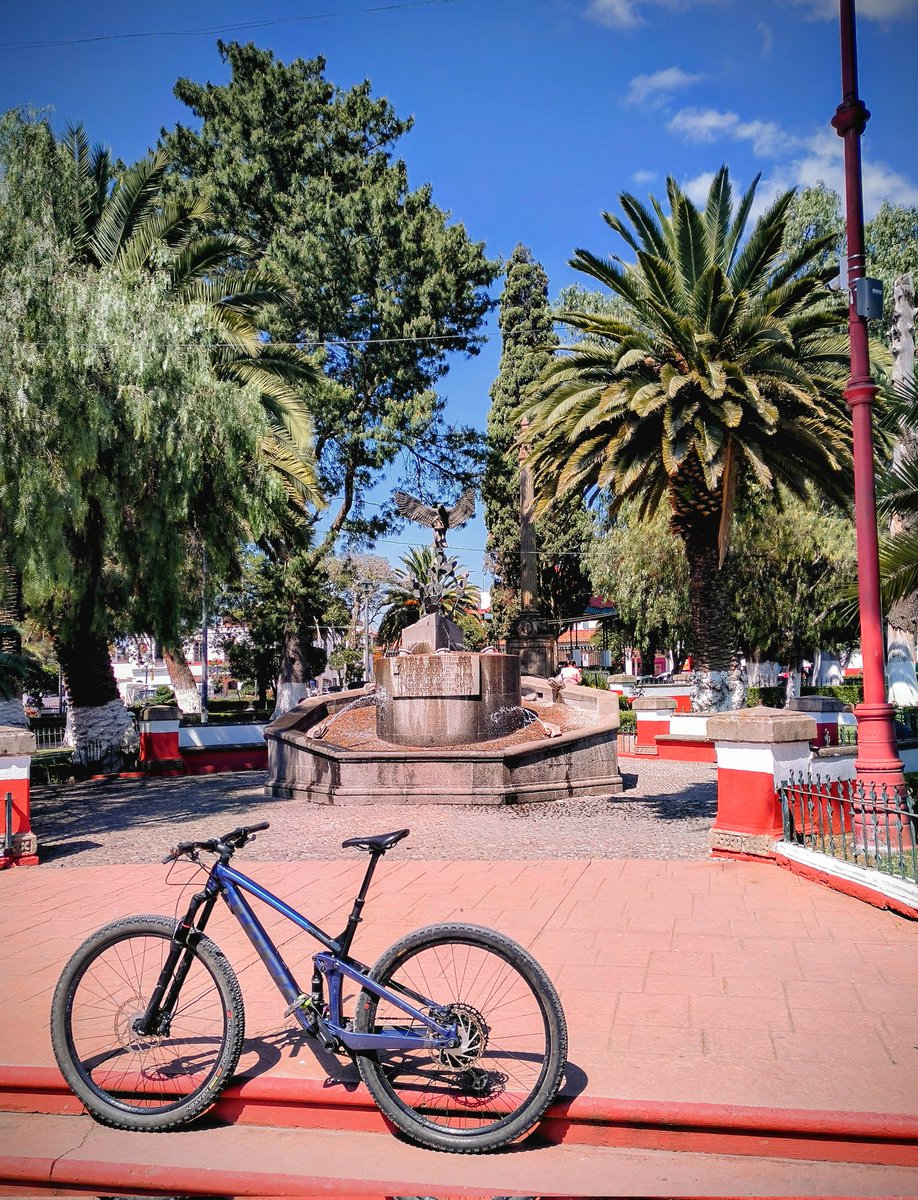 MuShionR's tweet photo. 🚵🏽... "Lo que se encuentra detrás de nosotros y lo que se encuentra ante nosotros son asuntos pequeños en comparación con lo que se encuentra dentro de nosotros" 🤓. (Ralph Waldo Emerson)

#MTB_Jilotepec #trekbicyclemexico #trekbikemexico #garminmexico #ciclismo https://t.co/F6lOzP8NlY