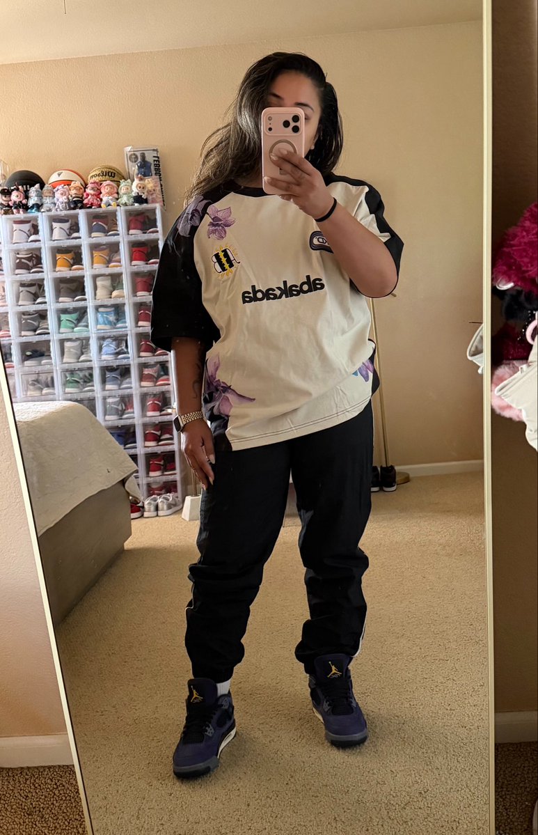 honeyMOmoney's tweet image. Might be my last #KOTD before I hang up the sneakers for a week. Planning on getting away from this rain &amp;amp; rocking nothing but sandals/being barefoot on my much-needed vacation 🏝️👙
👟 Air Jordan 4 Imperial Purple