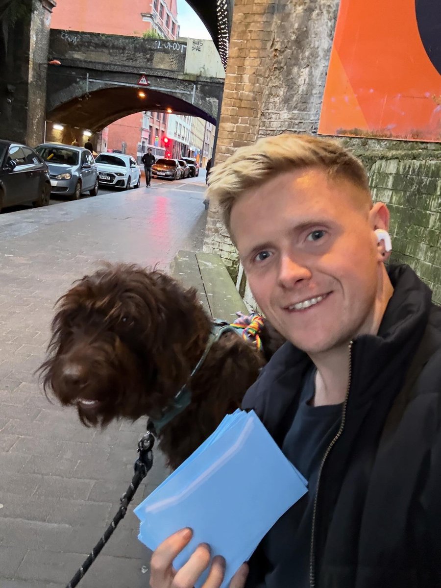 VMMChamberlain's tweet image. Franc helping me GOTV in #Borough tonight 🔶🐕‍🦺 #southwark