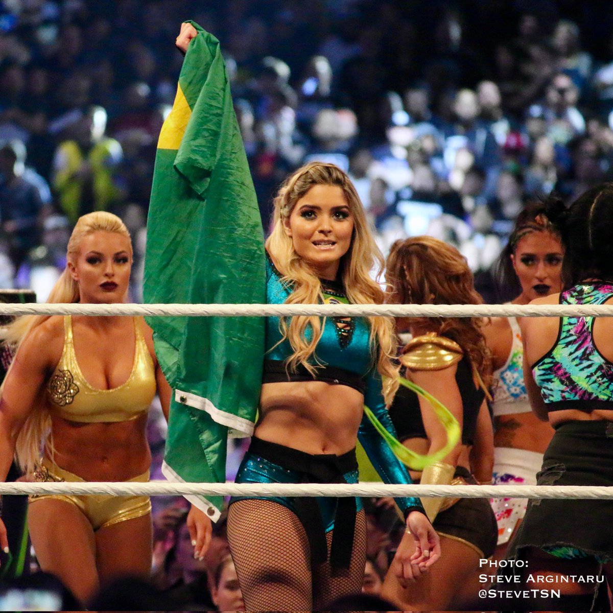 AcervoWWBR's tweet photo. O BRASIL FOI PRA MANIA SIM! 🇧🇷🥲

Há 8 anos, Tay Melo subiu ao palco da WrestleMania carregando a bandeira do Brasil e representando como se fosse decisão de Copa do Mundo.

Lá fora pode até virar só mais um momento… mas, no nosso país, isso nunca é esquecido. 💚💛 https://t.co/I4Ly8Ahaw0
