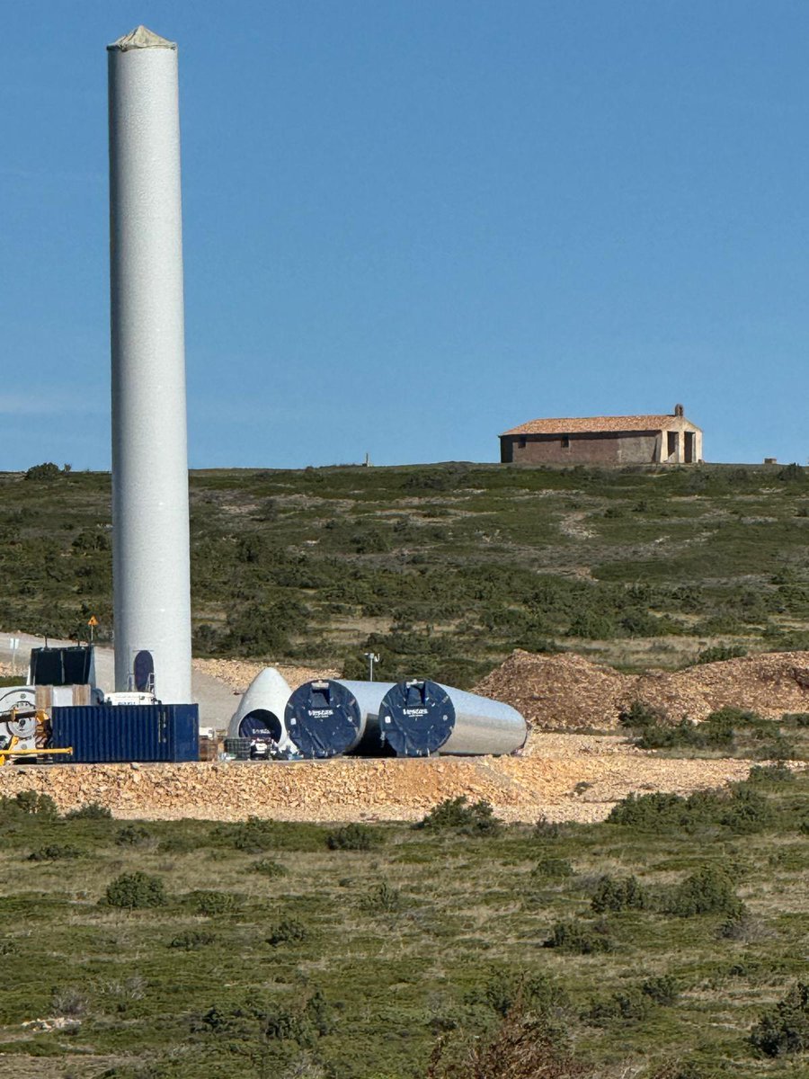 paisajes_teruel's tweet photo. Tenemos una buena noticia! 
El TSJA ha anulado la DIA del parque Santos de la Piedra, Pozondón. La sentencia admite el recurso presentado por el Ayuntamiento contra la prórroga de la DIA aprobada por el INAGA.
Hoy, la alondra ricotí puede respirar un poco más tranquila. https://t.co/BhnVhde375