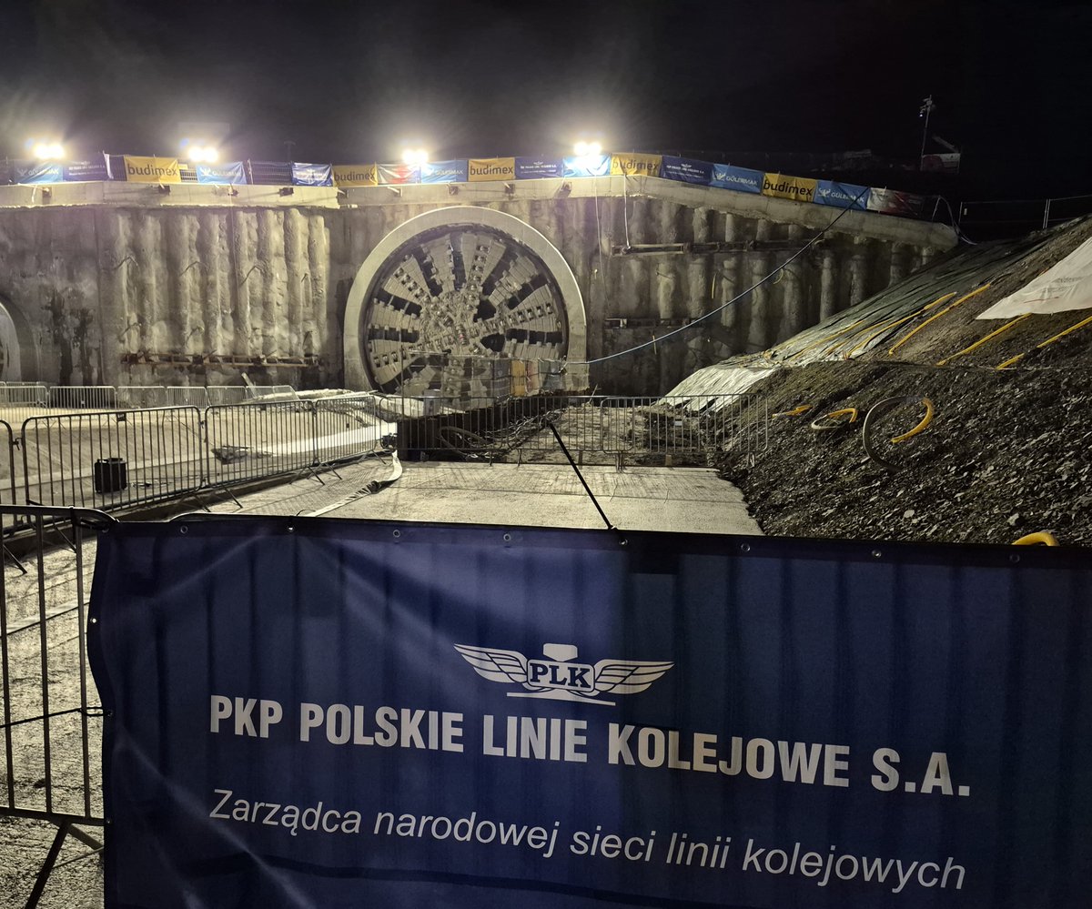 PKP_PLK_SA's tweet photo. Pierwszy tunel kolejowy w projekcie #PodłężePiekiełko wydrążony❗

Tarcza TBM „Jadwiga” po 10 miesiącach zakończyła prace wiertnicze przy pierwszym tunelu kolejowym pod Pisarzową. 🚇 Ważąca 2,5 tys. ton i mierząca niemal 11 metrów średnicy maszyna od czerwca 2025 r. do dziś pokonała 3750 metrów pod ziemią, pomiędzy beskidzkimi miejscowościami: Męciną i Mordarką.

📈 W rekordowym dniu ogromna tunelownica pokonała pod ziemią dokładnie 46 metrów. To jeden z najlepszych wyników na tego typu inwestycjach w Europie oraz dobry prognostyk dla budowy kolejnych tuneli w ramach tego projektu.

A będzie ich łącznie 20: 16 kolejowych i 4 ewakuacyjne. Długość wszystkich podziemnych budowli przekroczy 31 km.

🗨️ To pierwszy wydrążony tunel kolejowy dla projektu „Podłęże-Piekiełko”. Równolegle budujemy dziesiątki mostów, wiaduktów i innych ważnych obiektów inżynieryjnych. Sprawne tempo realizacji tej największej inwestycji kolejowej w kraju to dobra wiadomość – mówi Marcin Mochocki, członek zarządu Polskich Linii Kolejowych S.A.

Tarcze TBM – Jadwiga i Kinga, które zakończyły prace w Mordarce będą wykorzystane ponownie przy budowie innych obiektów na trasie z Krakowa do Nowego Sącza. Po gruntownym serwisie wykonawcy przewiozą je w okolice Szczyrzyca, gdzie zrealizują kolejne tunele w wymagającym podgórskim terenie.

✅ Największa inwestycja PLK SA zmieni sposób podróżowania w Małopolsce. Wielomiliardowy projekt przyczyni się do rozwoju społecznego i gospodarczego regionu.

Modernizacja linii kolejowej 104, której częścią jest budowa tuneli, współfinansowana jest przez Unię Europejską w ramach Krajowego Planu Odbudowy i Zwiększania Odporności.

👷 Wykonawcy prac: GÜLERMAK S.A., @BudimexSA  

#FunduszeUE #NextGenerationEU #KPO #KorzyściDlaCiebie