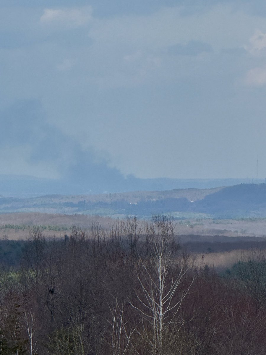 BarnardPeter6's tweet photo. @alertpage Smoke from the Ludlow fire right now from North Granby https://t.co/RjI8GzTxGf