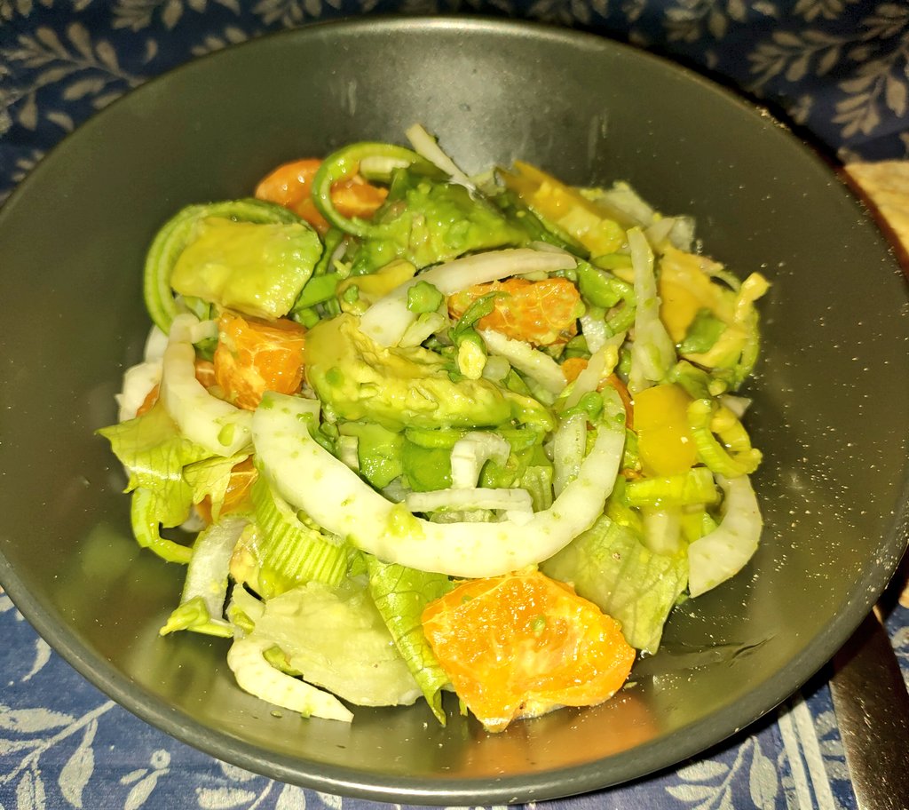 IamHula's tweet image. Illalliseksi salaattia ja Wasan fiber balance näkkileipä täysjyvärukiista ja seesaminsiemenistä. Salaatissa jääsalaattia, purjoa, keltaista paprikaa, reilusti fenkolia, avokadoa ja tuoretta mandariinia. Kastikkeena vaaleaa balsamico. On hyvää.
#dinner 🥑🍊🥗😍😋