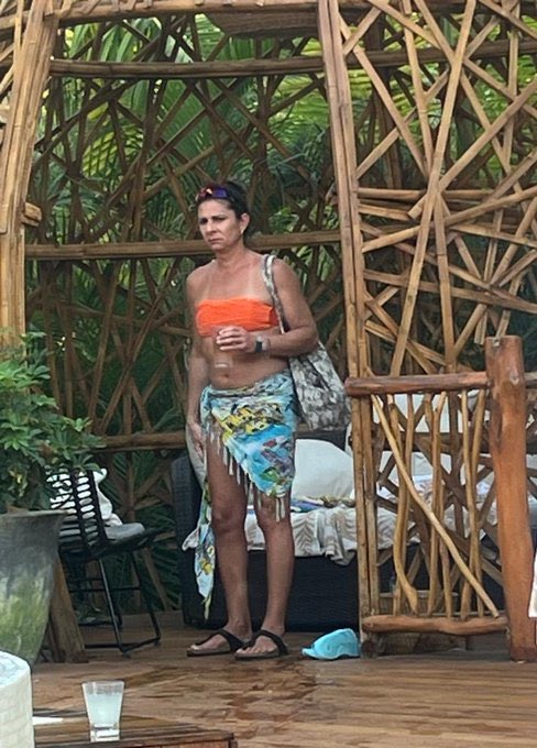 Captaron a Ana Gabriela Guevara, extitular de la CONADE, en el resort de lujo The Estates de Vidanta, en Nayarit.

La señora está acusada de presuntas irregularidades en el manejo de casi 500 millones de pesos durante su gestión.

¿Cinismo puro?

¿Cómo la ven?