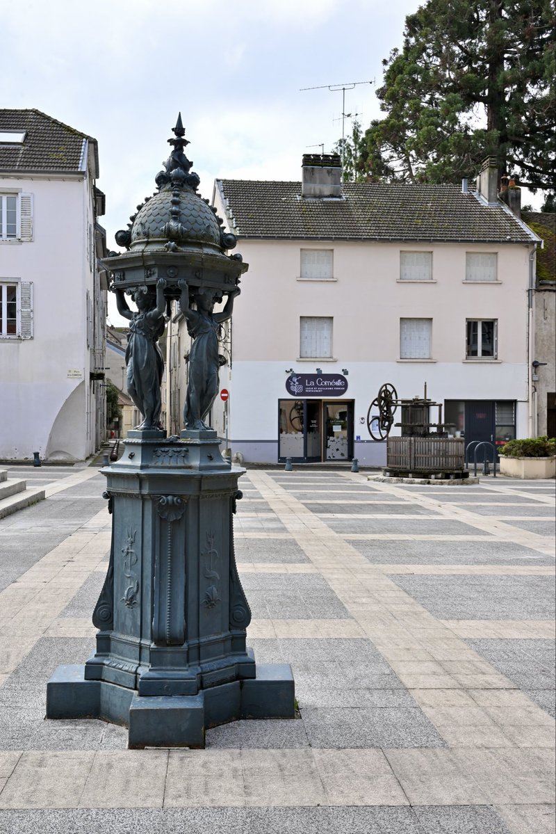 jeremymorey21's tweet image. Petite #balade à #LonsleSaunier (1/4), son #théâtre, la #fontaine de la #ruePerrin, l'église des cordeliers, la #fontaineWallace et le #pressoir de la #placedelacomédie :)