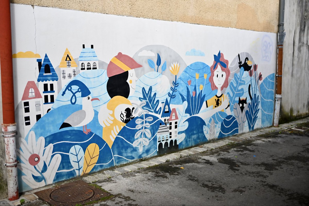 jeremymorey21's tweet image. Petit #balade à #LonsleSaunier (2/4), le #chat d'abord peureux qui finalement pose pour la photo, une #fresque, le #PuitsSalé et l' #HôtelDieu.