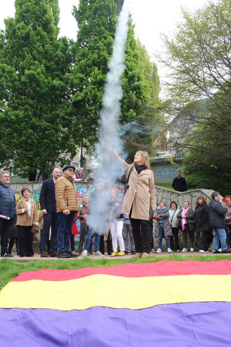 📸ARGAZKIAK | Bigarren Errepublikaren aldarrikapenaren 95. urteurrenak bat egin du Eibar Memoria Demokratikoaren Leku izendatzeko ekitaldiarekin. Argazki-galeria ikusteko: etakitto.eus/albisteak/eiba…
#errepublika #eibarETAKITTO