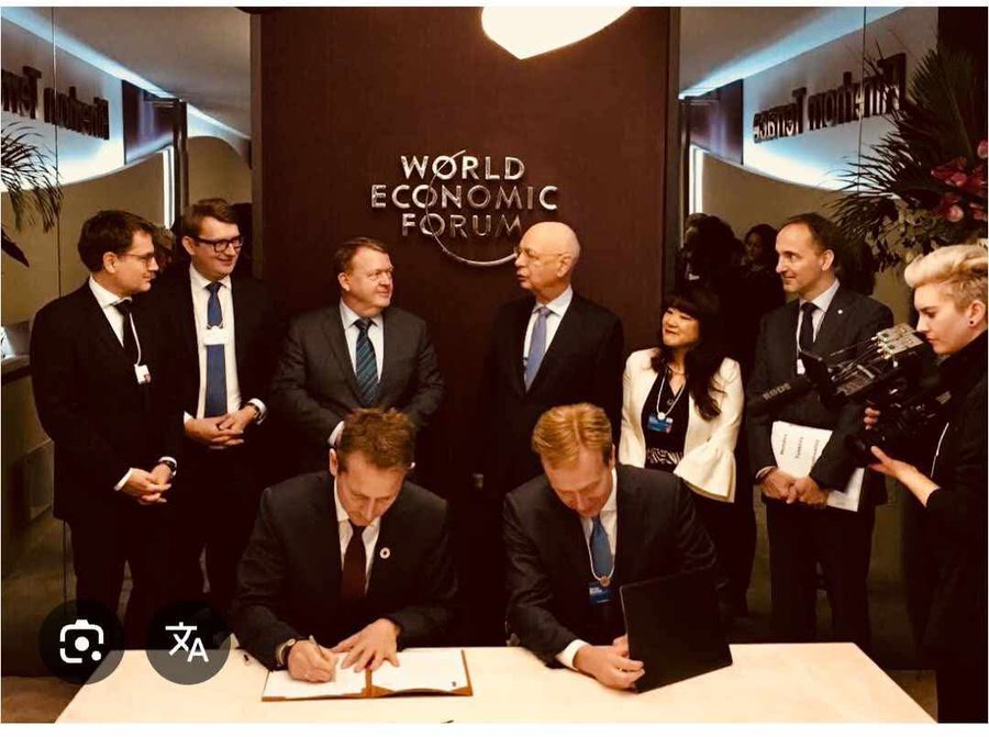 HER! 

overgiver LarsUlykke og TraktorTroels Danmarks fremtid til World Economic Forum. 

ca. 9 år siden.

#SigerDetBare