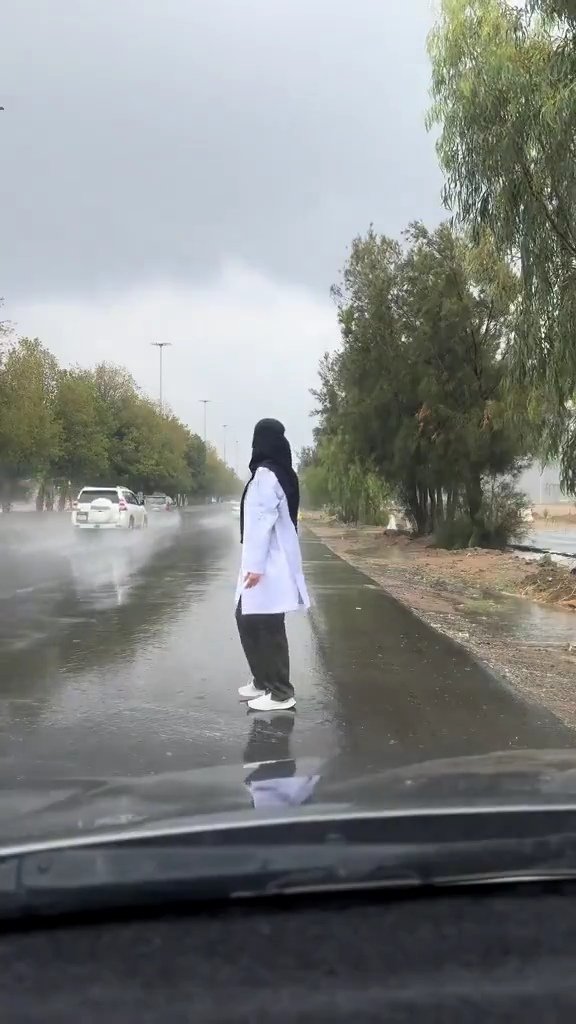 nasmh1x's tweet photo. قد انتوا عارفين  إن ثقافة الوقوف تحت المطر هذي ما عرفناها ولا أبسرناها إلا في الأفلام الأجنبية؟ والمضحك إن كل البنات ذلحين قرحت عندهم ،،، الفيوزات،،،وكل واحدة تشتي تجرب اللقطة وتستوي بطلة فيلم!
​يا قهرة قلبي بسس.. يخرجين تحت المطر سعم إنه عيوقع رومنسية😆 وآخرتها ترجع البيت مبلولة https://t.co/at5MD8eLSU