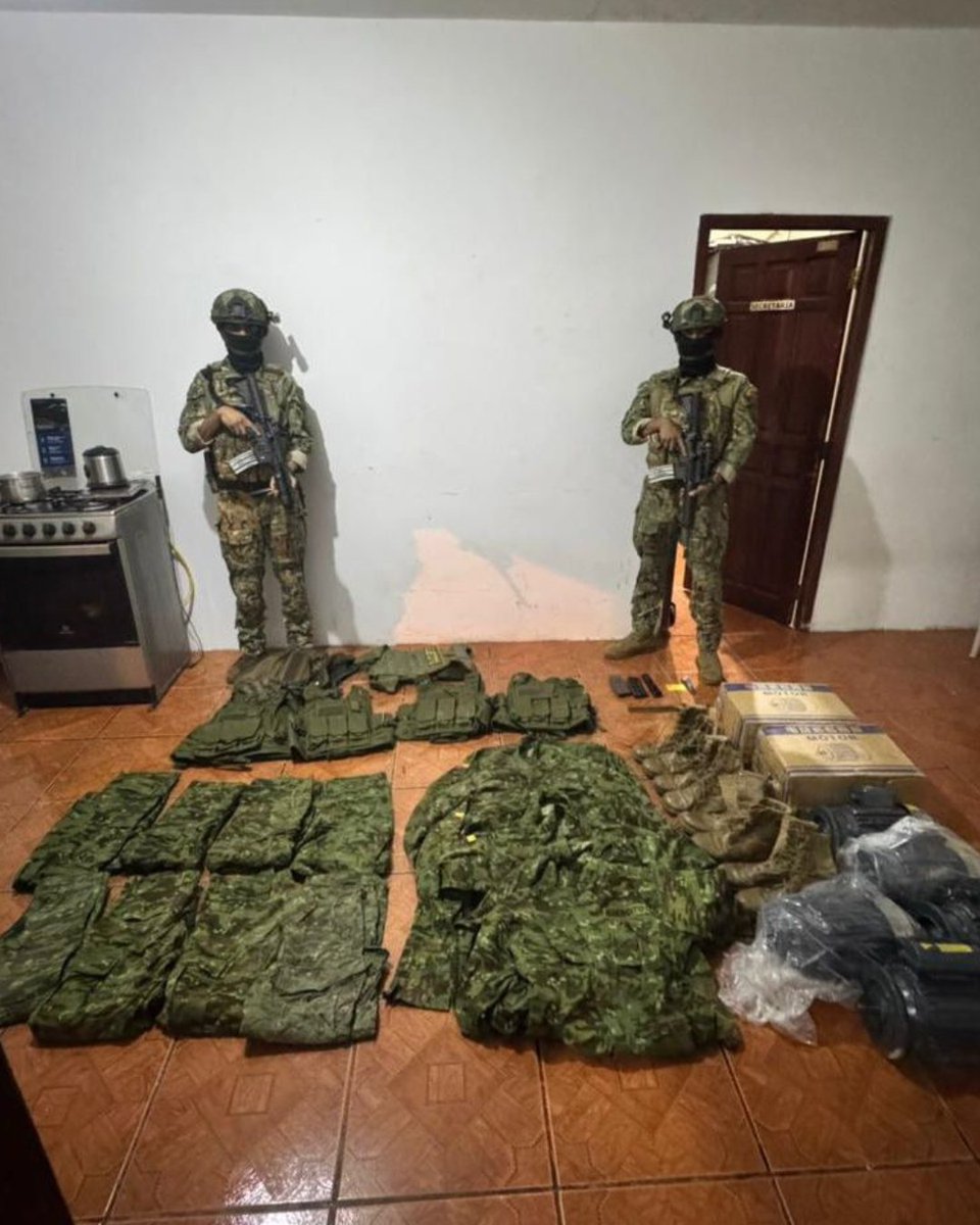 FFAAECUADOR's tweet image. #Manabí | Las Fuerzas Armadas del Ecuador, ejecutaron una operación militar de ámbito interno en el cantón #Sucre, como parte de las acciones permanentes para garantizar la seguridad en el territorio nacional.

#FFAAContigo
#EcuadorUnaSolaFuerza
#BloqueDeSeguridad