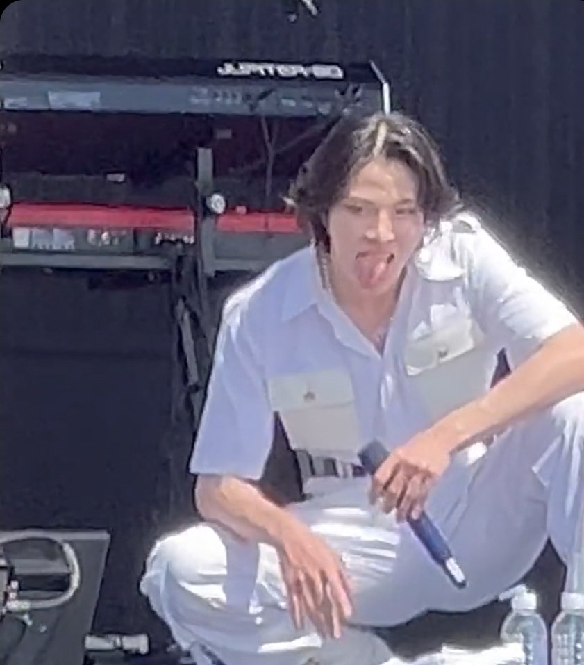 div 🪱 tweet media