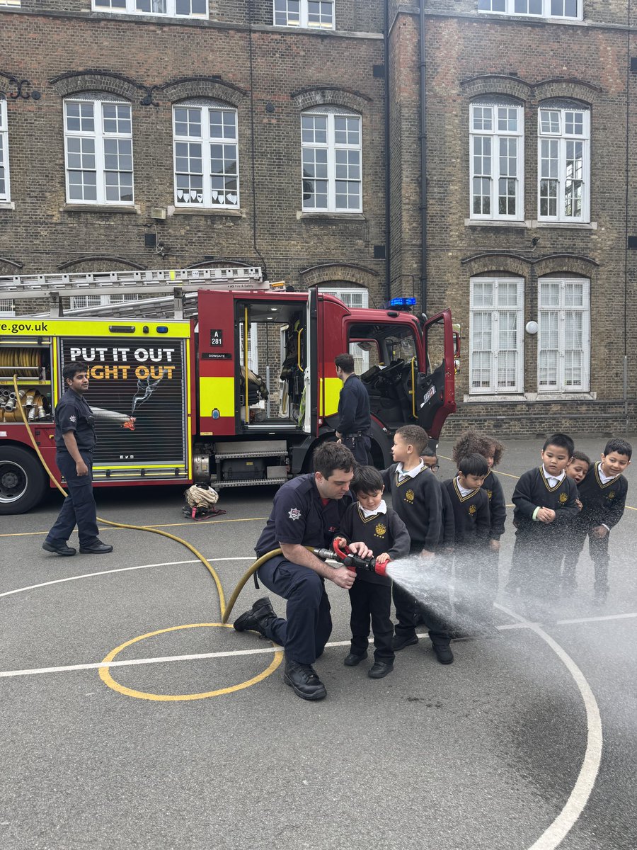 ArkGlobeAcademy's tweet image. 🚒🔥Our Reception class had an amazing time with the #LFB crew, learning all about fire safety and even having a go with the hose! Looks like we have some future firefighters in the making!💧👩‍🚒  #FireSafety #EarlyYears #GrowthMindset @LondonFire @ArkSchools @MattJones_Globe