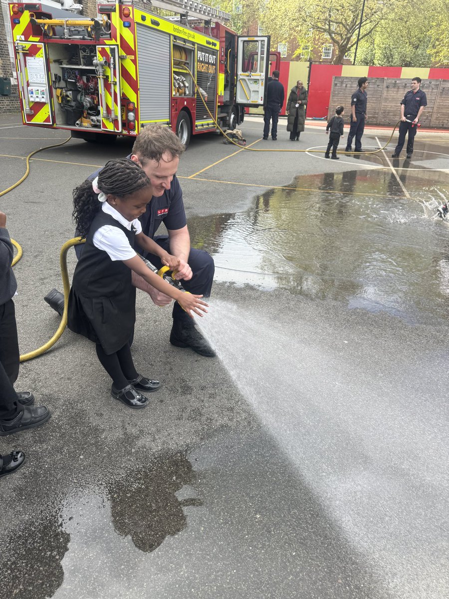 ArkGlobeAcademy's tweet image. 🚒🔥Our Reception class had an amazing time with the #LFB crew, learning all about fire safety and even having a go with the hose! Looks like we have some future firefighters in the making!💧👩‍🚒  #FireSafety #EarlyYears #GrowthMindset @LondonFire @ArkSchools @MattJones_Globe