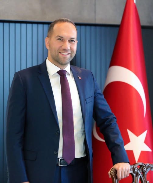Kötü örneklere bakıp şaşırmayın,,,
At binenin, kılıç kuşananın!
Pek çok belediye borç batağında yüzerken, yolsuzluk iddiaları ayyuka çıkmışken, Niğde Belediye Bütçesi fazla verdi.
Belediye, kendi araç filosunu oluşturdu, Kendi taş ocağını kurdu. Kendi elektriğini üretti. Yandaş