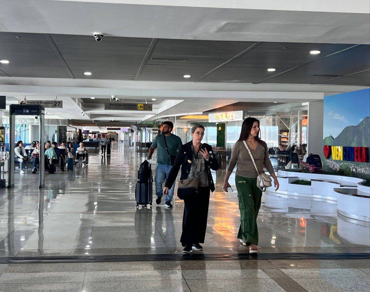 IAIM_VE's tweet photo. ¡Operatividad al máximo! 

En el Aeropuerto Internacional de Maiquetía trabajamos de manera articulada para garantizar vuelos seguros, atención de calidad y una experiencia eficiente para todos nuestros pasajeros. 

#Operatividad #Maiquetía https://t.co/TWC7awXAQY