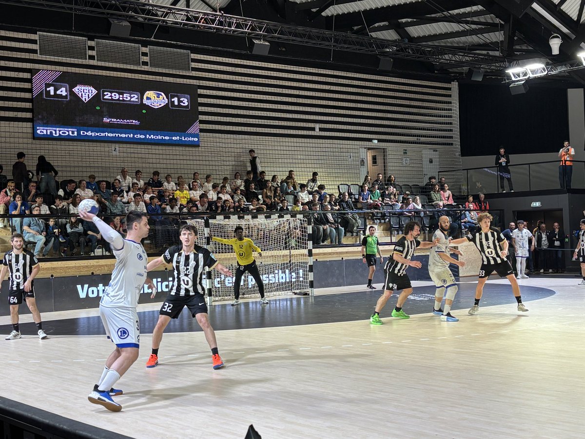 RomainLaveau's tweet image. Léger avantage pour @SCOHandball à l’issue de la 1ère mi-temps face à Sarrebourg en @Proligue (14-13). Deux points qui feraient beaucoup de bien face à l’avant-dernier du classement dans la course au maintien.
#Angers #handball