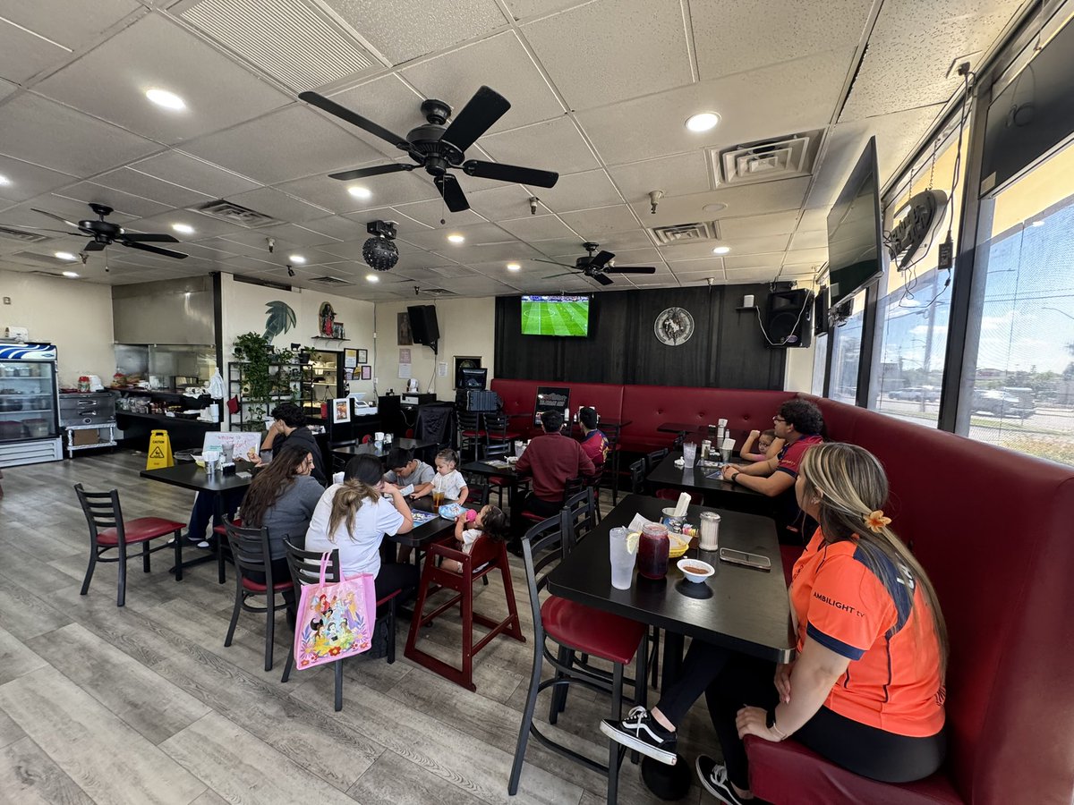 fcb_fresno's tweet photo. Saludos amigos! La Penya Blaugrana de Fresno apoyando al Barça como siempre! 
Un fuerte abrazo a Marc y todos en #TUDN! VISCA EL BARÇA! 💙❤️
@marccrosas @Paco_Villa_ @cantogoles @elchefhugord @TUDNUSA @VIX #FCBFresno #BarçaAtletico #ChampionsEnVIX https://t.co/RAuuy1Yqkv