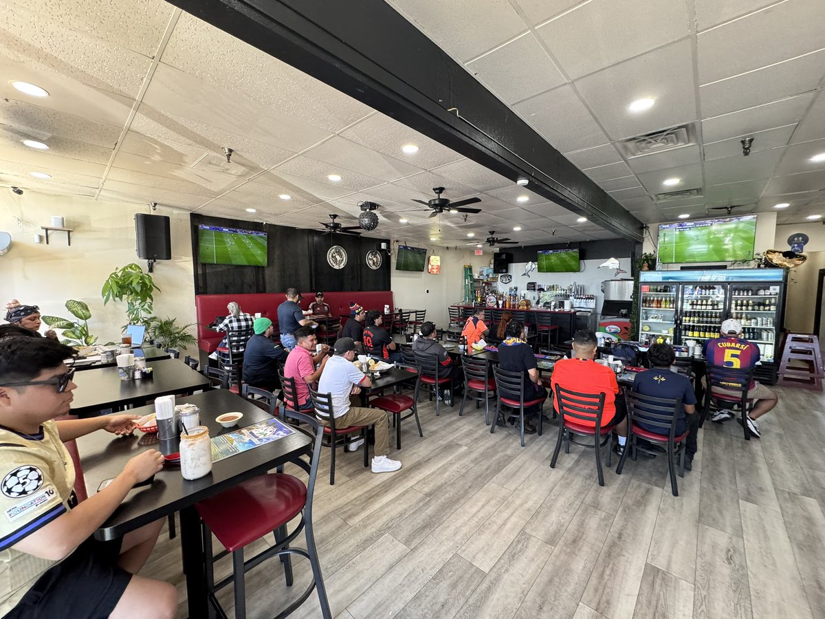 fcb_fresno's tweet photo. Saludos amigos! La Penya Blaugrana de Fresno apoyando al Barça como siempre! 
Un fuerte abrazo a Marc y todos en #TUDN! VISCA EL BARÇA! 💙❤️
@marccrosas @Paco_Villa_ @cantogoles @elchefhugord @TUDNUSA @VIX #FCBFresno #BarçaAtletico #ChampionsEnVIX https://t.co/RAuuy1Yqkv