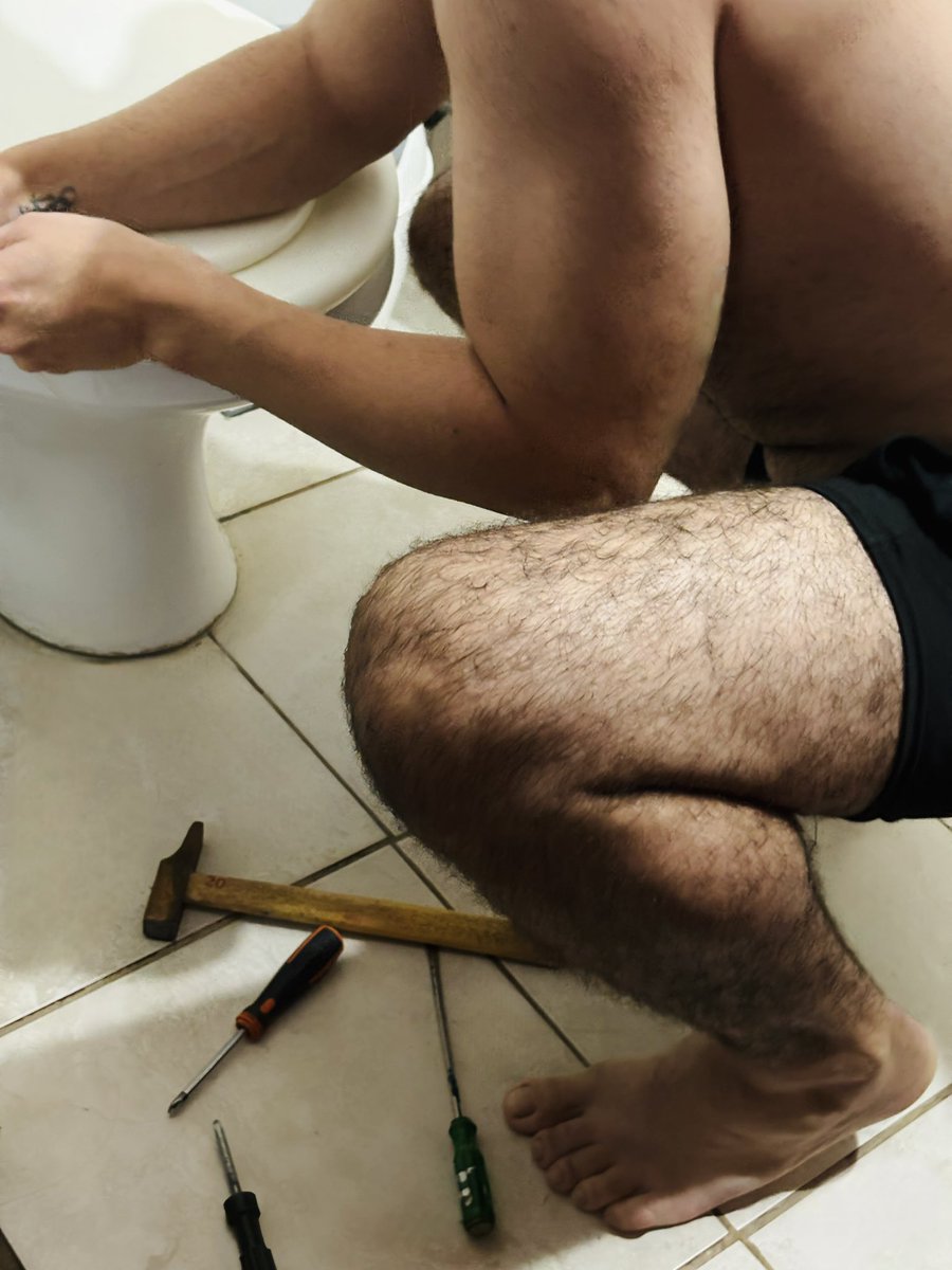 Te quedaste en la puerta del baño… mirando, mientras un verdadero macho arregla el inodoro.
El sonido del agua, las herramientas… y yo, sin apuro. Porque sé exactamente qué te atrapa: mis pies, el control… y todo lo que eso te hace sentir.

¿Querés ver más?  Demuéstralo 🔥😈