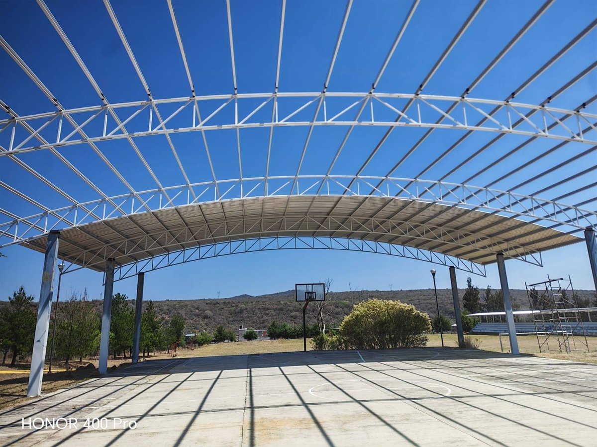 La Dirección de Obras Públicas del Gobierno de #Panindícuaro trabaja de manera coordinada en la construcción de la techumbre de la cancha en la Unidad Deportiva, un espacio multifuncional destinado a la práctica de diversas disciplinas deportivas.