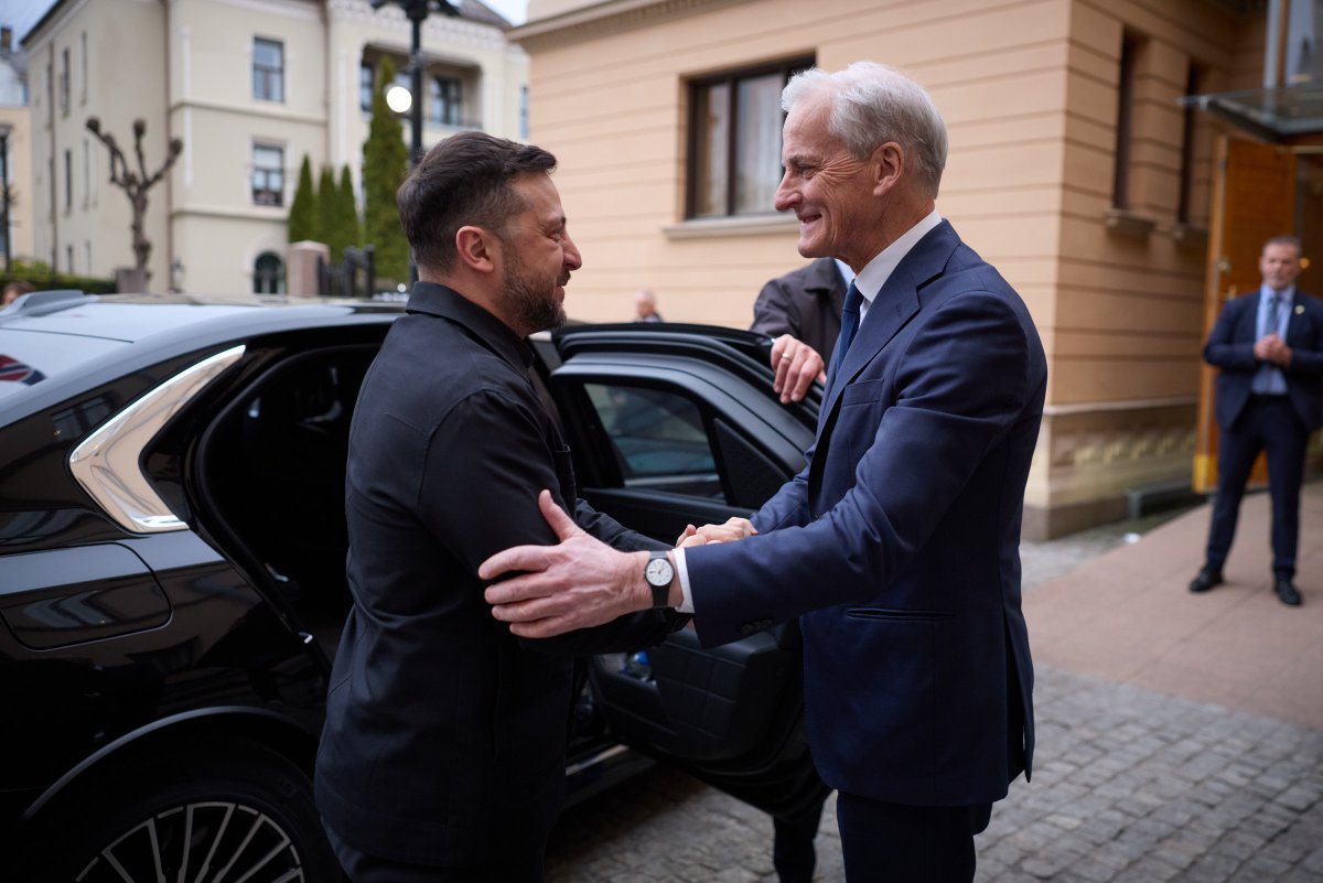 ZelenskyyUa's tweet photo. Як завжди, хороша та результативна зустріч із Премʼєр-міністром Норвегії Йонасом Гаром Стере.

Детально обговорили нашу співпрацю у сфері виробництва та використання дронів. Наш досвід уже застосовується на Близькому Сході та в регіоні Затоки. Ми вдосконалюємо засоби захисту від «шахедів» і переконані, що це слід також робити у Європі. Сьогодні задля цього ми ініціювали Drone Deal з Норвегією та підписали Спільну декларацію про поглиблення співпраці у сфері оборони та безпеки. Тепер наші команди опрацюють деталі.

Також зосередилися на наших спільних виробничих проєктах та пріоритетах щодо співробітництва на цей рік, і не лише в галузі оборони. Продовжуємо працювати спільно з партнерами задля зміцнення наших країн.

Дякую особисто Йонасу, Норвегії та всім норвежцям за військову й енергетичну допомогу Україні, зміцнення нашої ППО та готовність продовжувати підтримку PURL. Ми відчуваємо вашу підтримку та щиро вдячні за неї.