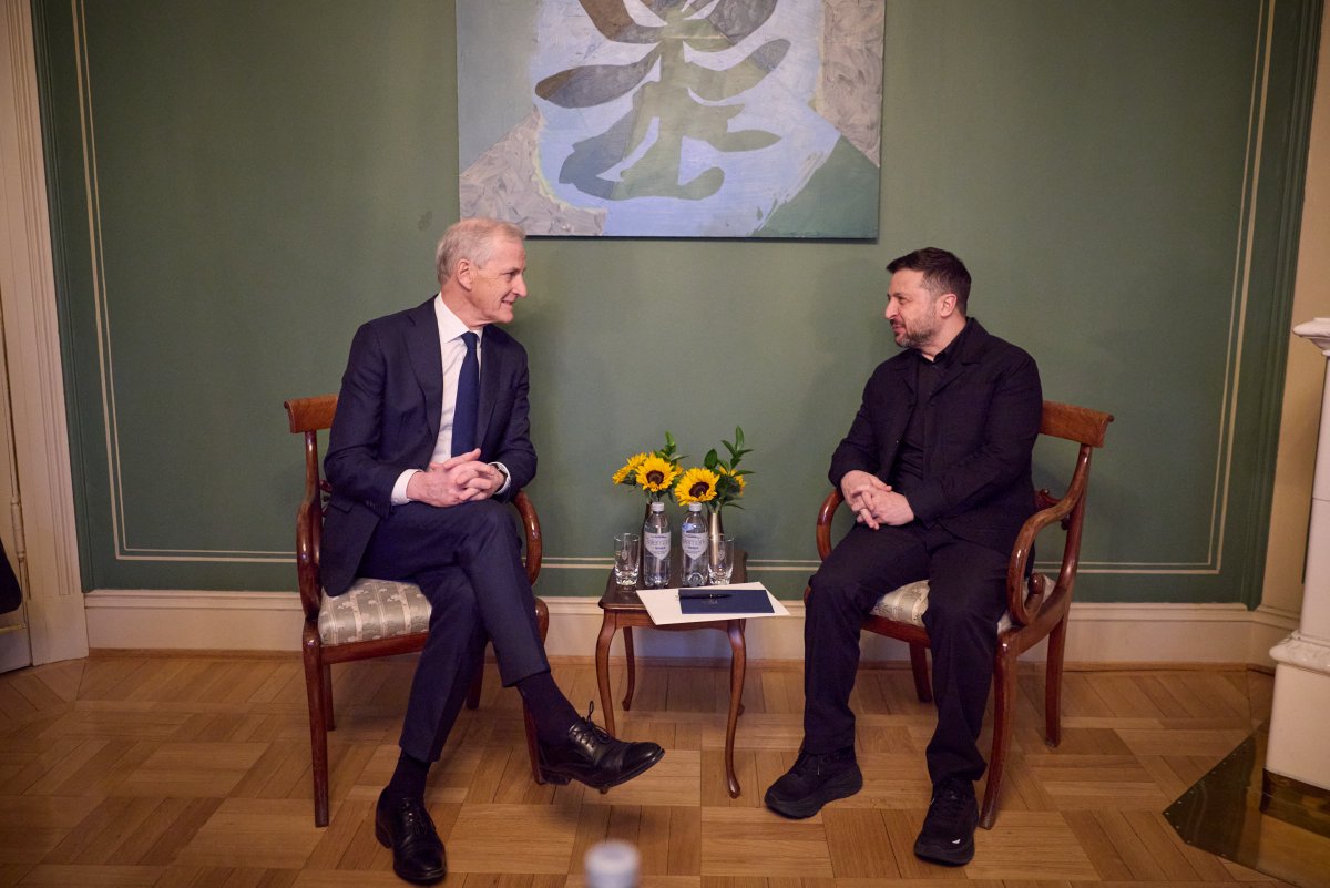 ZelenskyyUa's tweet photo. Як завжди, хороша та результативна зустріч із Премʼєр-міністром Норвегії Йонасом Гаром Стере.

Детально обговорили нашу співпрацю у сфері виробництва та використання дронів. Наш досвід уже застосовується на Близькому Сході та в регіоні Затоки. Ми вдосконалюємо засоби захисту від «шахедів» і переконані, що це слід також робити у Європі. Сьогодні задля цього ми ініціювали Drone Deal з Норвегією та підписали Спільну декларацію про поглиблення співпраці у сфері оборони та безпеки. Тепер наші команди опрацюють деталі.

Також зосередилися на наших спільних виробничих проєктах та пріоритетах щодо співробітництва на цей рік, і не лише в галузі оборони. Продовжуємо працювати спільно з партнерами задля зміцнення наших країн.

Дякую особисто Йонасу, Норвегії та всім норвежцям за військову й енергетичну допомогу Україні, зміцнення нашої ППО та готовність продовжувати підтримку PURL. Ми відчуваємо вашу підтримку та щиро вдячні за неї.