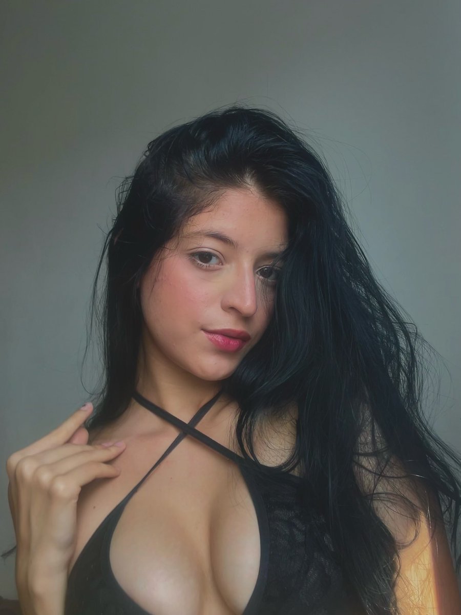 Bellaxxss's tweet photo. gatinha e bem da cabeça 🤭 https://t.co/14YiHykN7J