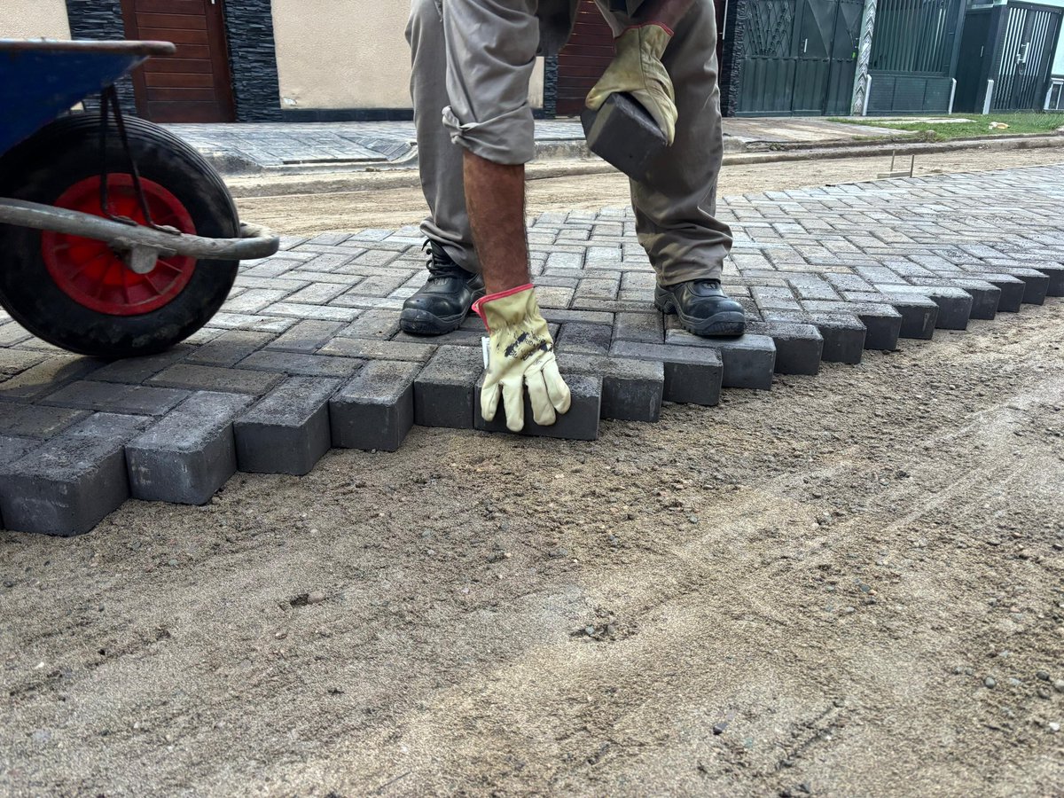 Baltalg's tweet photo. Personas privadas de la libertad hacen trabajos de adoquinado en #Oran. 
Un trabajo junto a @GobiernoSalta https://t.co/GnehCN7aHE