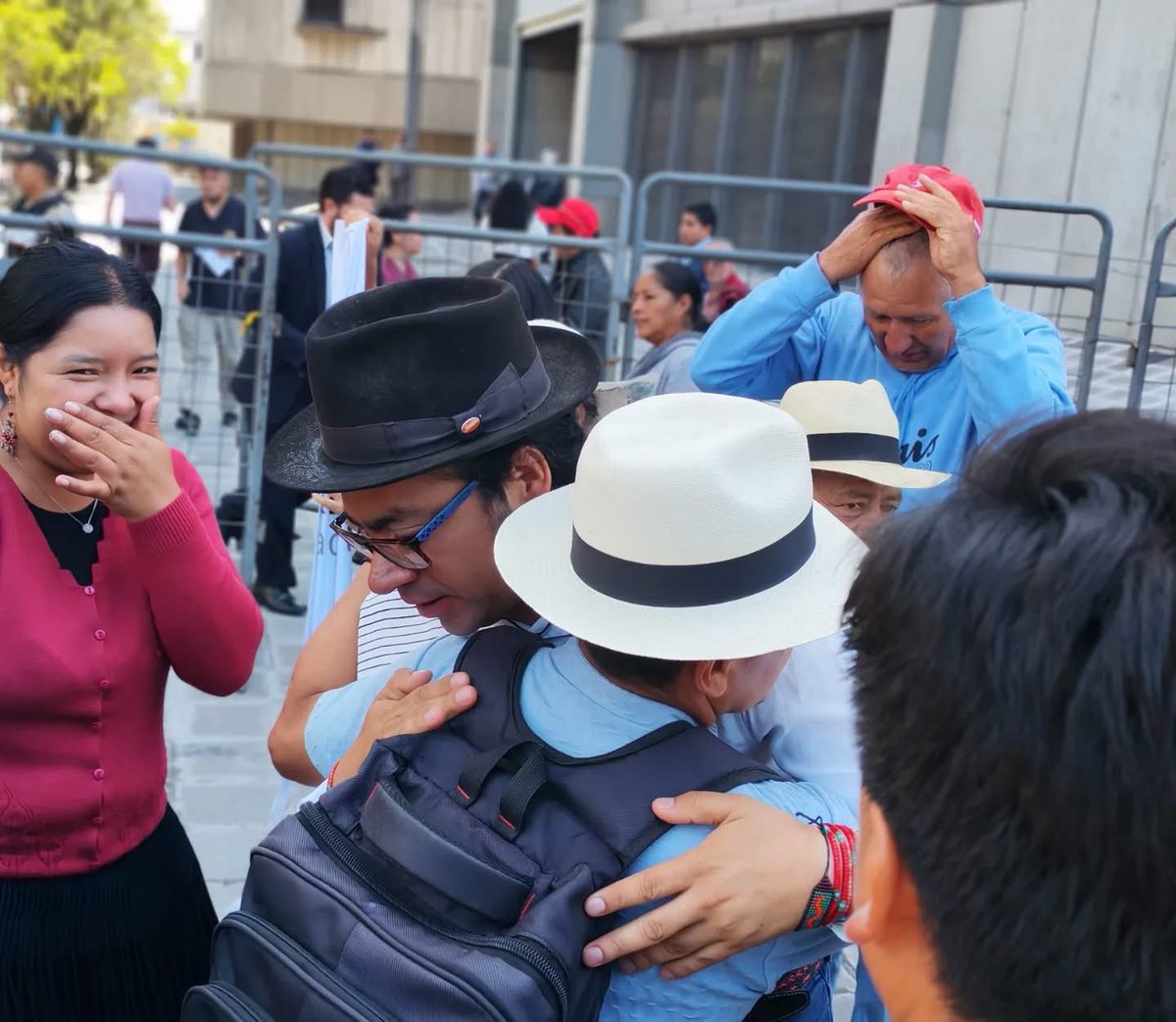 LeonidasIzaEc's tweet photo. Nuestro respaldo desde el Consejo de Gobierno de la Ecuarunari al compañero @daroizap Presidente del Pueblo @Kitukara2 ante la persecución política en su contra, así como a decenas de compañeros y compañeras injustamente criminalizados en el país 

Al día de hoy, 100 dirigentes indígenas y campesinos, ex dirigentes, comunicadores, son judicializados en el Ecuador tras las jornadas del Paro Nacional 2025 y cerradas sus cuentas bancarias, entre otras medidas de asfixia financiera que buscan callar nuestras voces.

Por eso el día de hoy acompañamos a nuestro hermano a rendir version en la Fiscalía General del Estado, pues luchar no es un delito y la presión ni el hostigamiento nunca nos harán retroceder!

#SinDefensoresNoHayDerechos