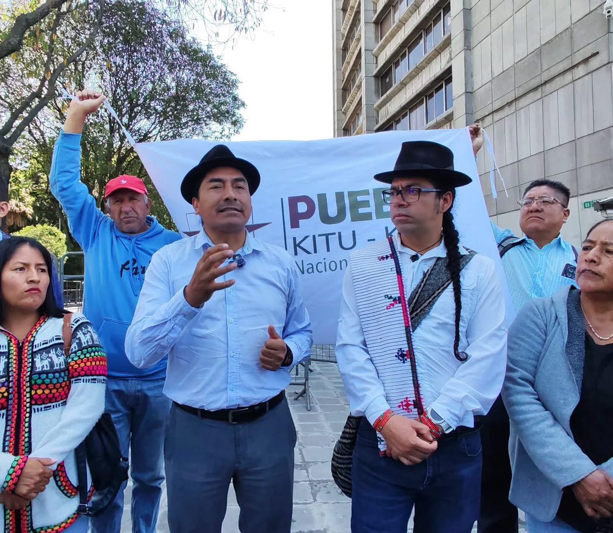 LeonidasIzaEc's tweet photo. Nuestro respaldo desde el Consejo de Gobierno de la Ecuarunari al compañero @daroizap Presidente del Pueblo @Kitukara2 ante la persecución política en su contra, así como a decenas de compañeros y compañeras injustamente criminalizados en el país 

Al día de hoy, 100 dirigentes indígenas y campesinos, ex dirigentes, comunicadores, son judicializados en el Ecuador tras las jornadas del Paro Nacional 2025 y cerradas sus cuentas bancarias, entre otras medidas de asfixia financiera que buscan callar nuestras voces.

Por eso el día de hoy acompañamos a nuestro hermano a rendir version en la Fiscalía General del Estado, pues luchar no es un delito y la presión ni el hostigamiento nunca nos harán retroceder!

#SinDefensoresNoHayDerechos
