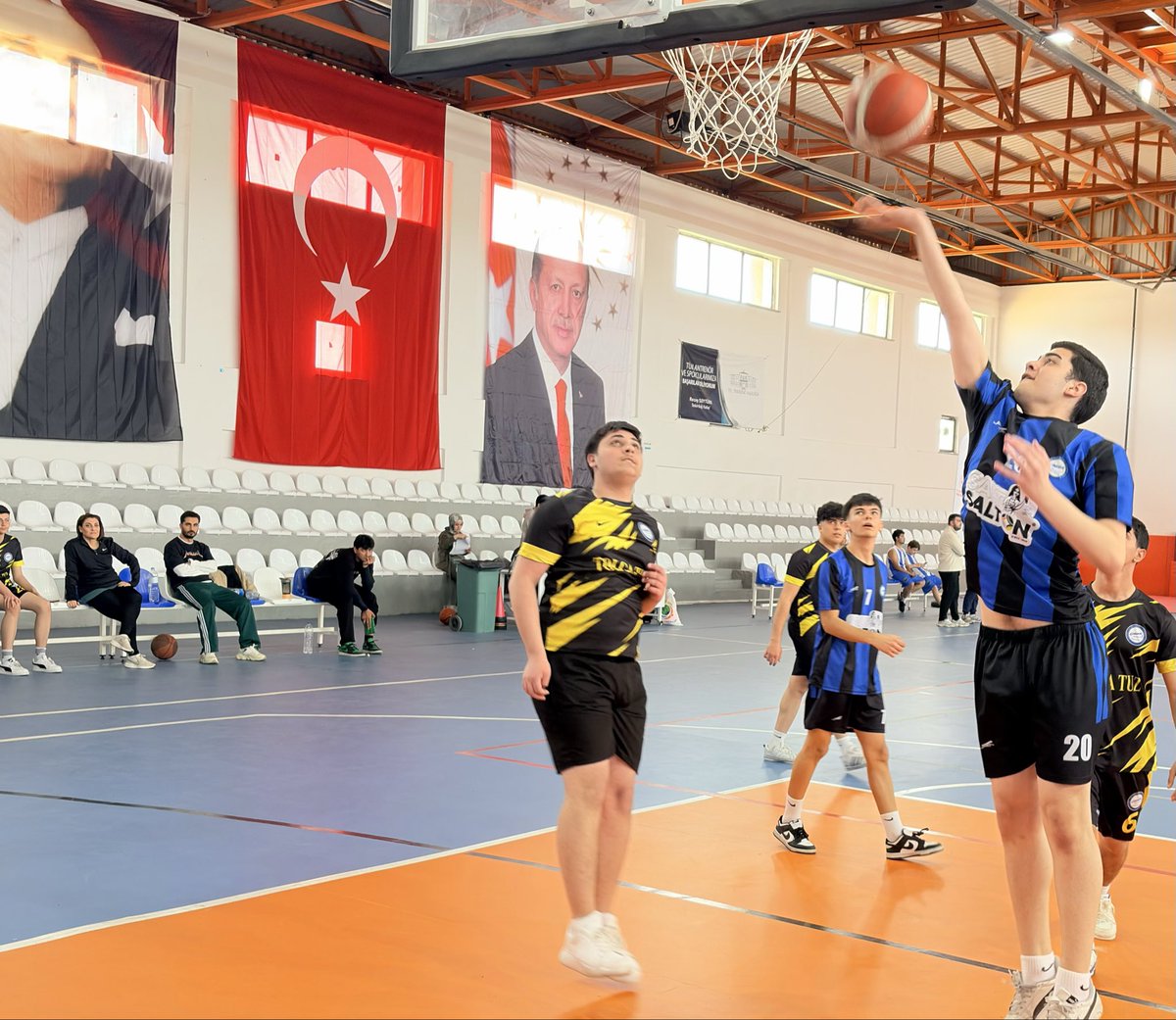 ozanbileyci's tweet photo. 3x3 Basketbol 2. Küme müsabakaları, Ergene Spor Salonunda gerçekleştirildi. Centilmence mücadelelere sahne olan etkinlikte, genç sporcuların performansları büyük beğeni toplarken, okul sporlarının gelişimine katkı sağlayan organizasyon bir kez daha önemini ortaya koydu. #ergene https://t.co/b1lJCfkN5V