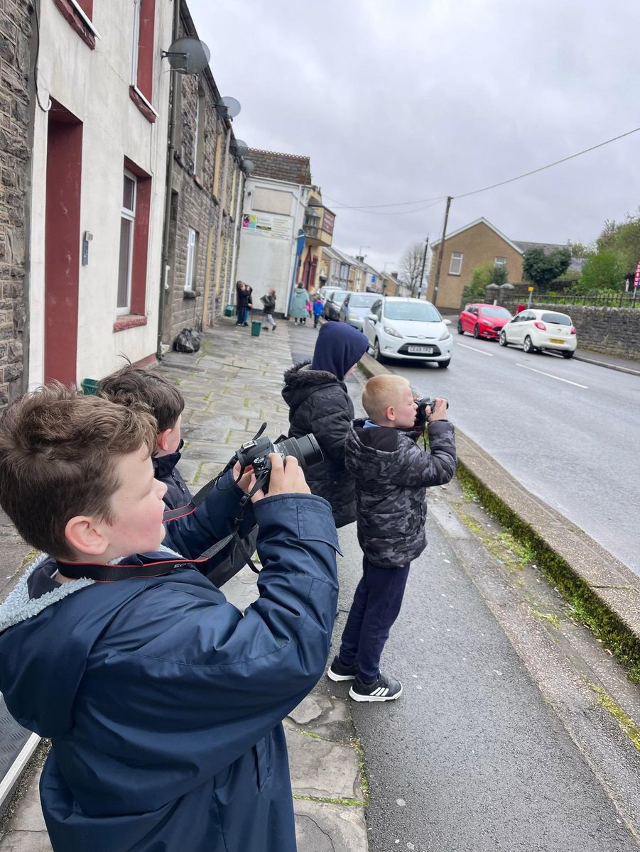 Pengeulanpri's tweet image. What a great afternoon for Dosbarth Owls! Working with professional photographers to capture our locality using Cannon cameras #pengeulanway #expressivearts #digitalskills