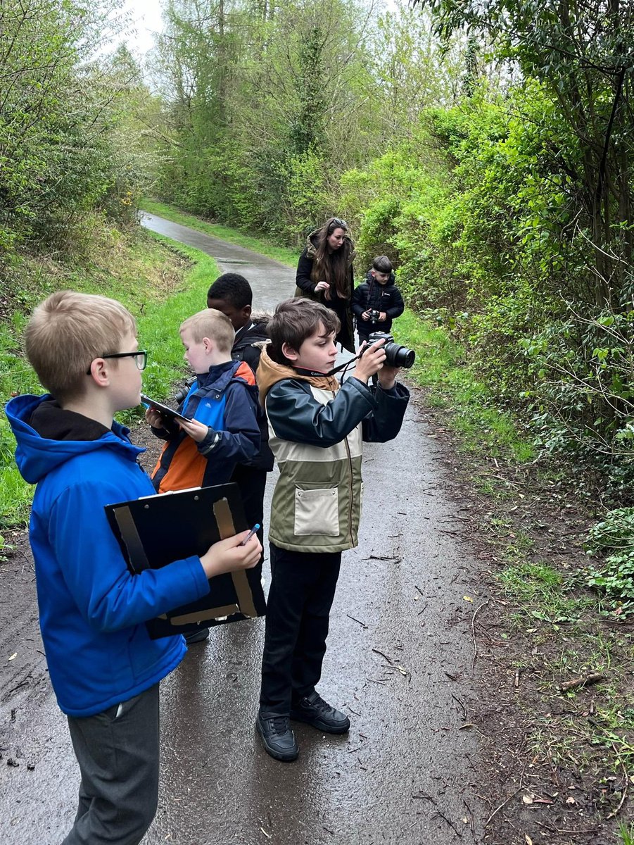 Pengeulanpri's tweet image. What a great afternoon for Dosbarth Owls! Working with professional photographers to capture our locality using Cannon cameras #pengeulanway #expressivearts #digitalskills