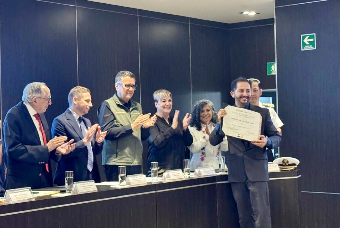#OrgulloASPAAUG
🏅🐝 Nuestro afiliado a la ASPAAUG, Dr. Ángel Josabad Alonso Castro, profesor de la División de Ciencias Naturales y Exactas del <a href="/CampusgtoUG/">Campus Guanajuato UG</a> , recibió el Premio “Martín de la Cruz”, otorgado por el <a href="/GobiernoMX/">Gobierno de México</a> , a través del Consejo de Salubridad General.
