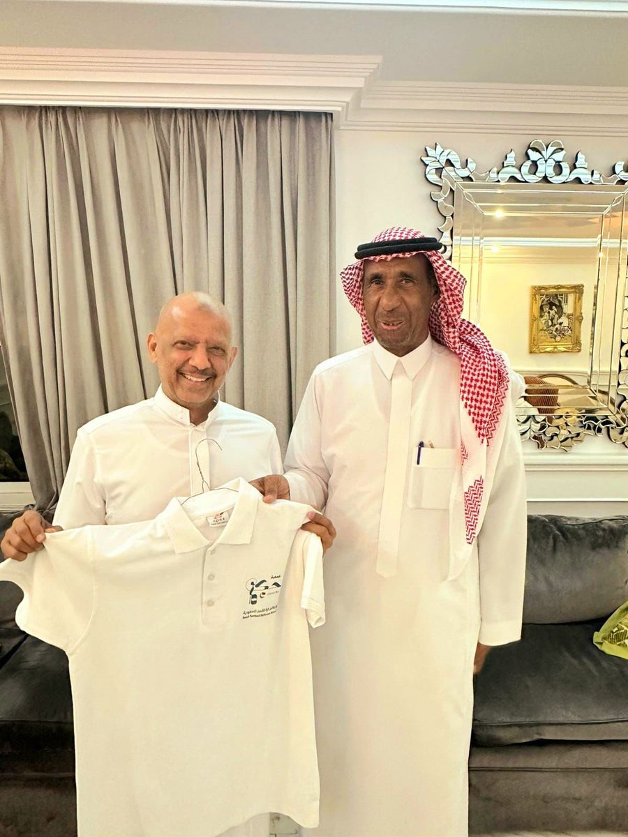 SfraKsa's tweet photo. تشرفت #جمعية_حكام_كرة_القدم
 بزيارة خاصة لصاحب الخُلق الحسن و الروح المرحة، وزارع الإبتسامة، وطيب اللسان،لقاؤه ترك أثراً في أنفسنا لقوة الإرادة في التعامل مع كل الظروف، انهُ الكابتن: محمد عبدالجواد
أسال الله أن يشفيه ويشفي جميع  المسلمين والمسلمات.. https://t.co/hN4ZymNRvo