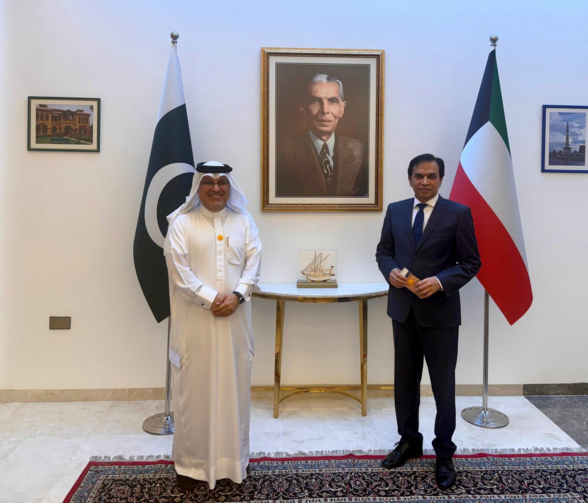 BahrainEmbKW's tweet photo. التقى سعادة السفير صلاح علي المالكي، سفير مملكة البحرين لدى دولة الكويت بسعادة الدكتور ظفر إقبال سفير جمهورية باكستان الإسلامية في الكويت. وتم خلال اللقاء بحث العلاقات الثنائية بين البلدين الصديقين، ومناقشة المستجدات في المنطقة والموضوعات ذات الاهتمام المشترك. https://t.co/iqkBxFBgwl