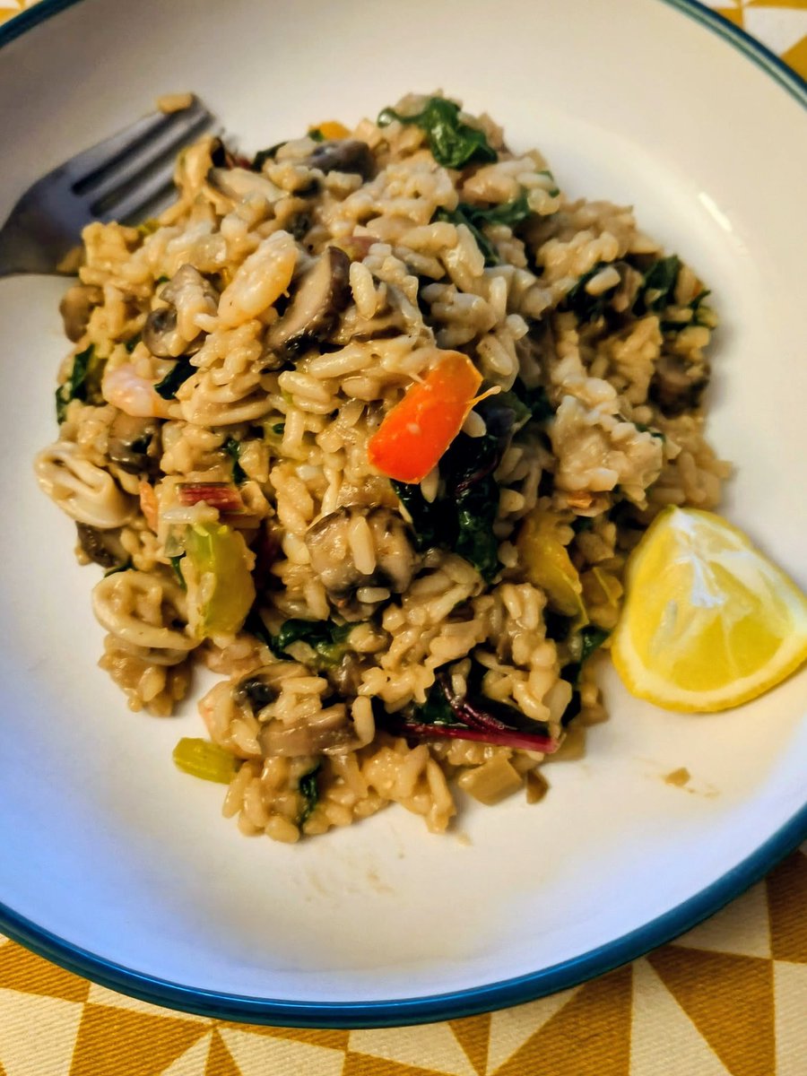 LadyGrace27's tweet image. When the garden meets the sea and my fiancé gets involved, seafood risotto turns into something truly special...🌿🌊🍤✨

#TuesdayVibe #Foodislove #FoodieVibes #FoodieJoy 
#risotto #madewithlove