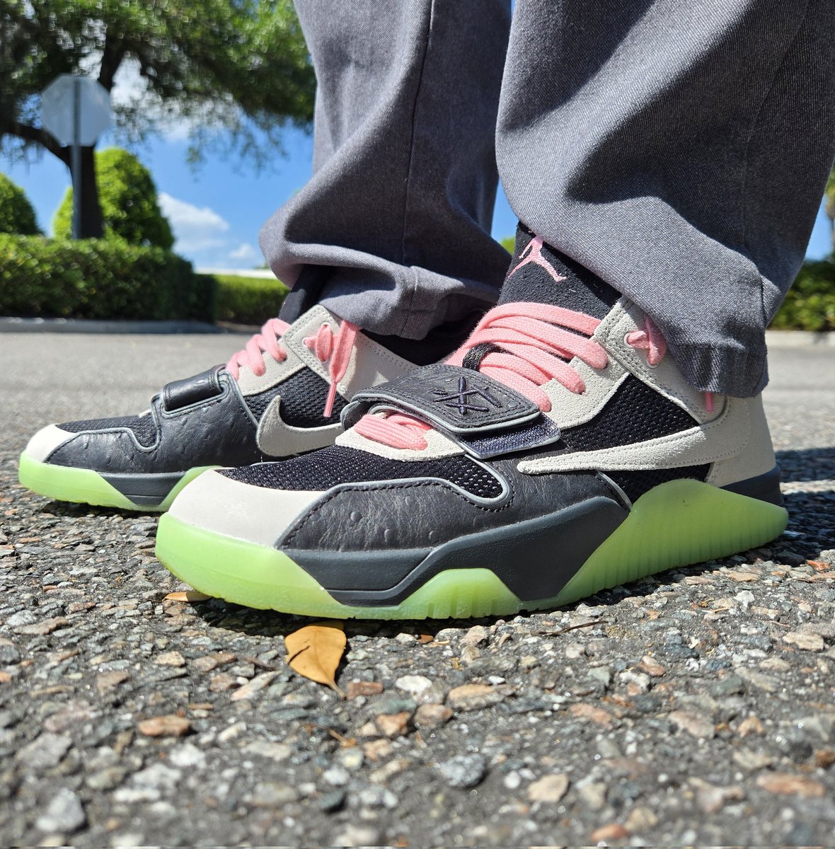 xbenzerox's tweet image. Swapped in the pink laces for the Chase B x Travis Scott T-Rexx.  I really like this sneaker.  #sneakers #sneakerfits #workfits #sneakerhead #sneakercollection