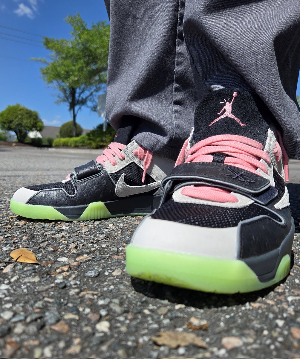 xbenzerox's tweet image. Swapped in the pink laces for the Chase B x Travis Scott T-Rexx.  I really like this sneaker.  #sneakers #sneakerfits #workfits #sneakerhead #sneakercollection