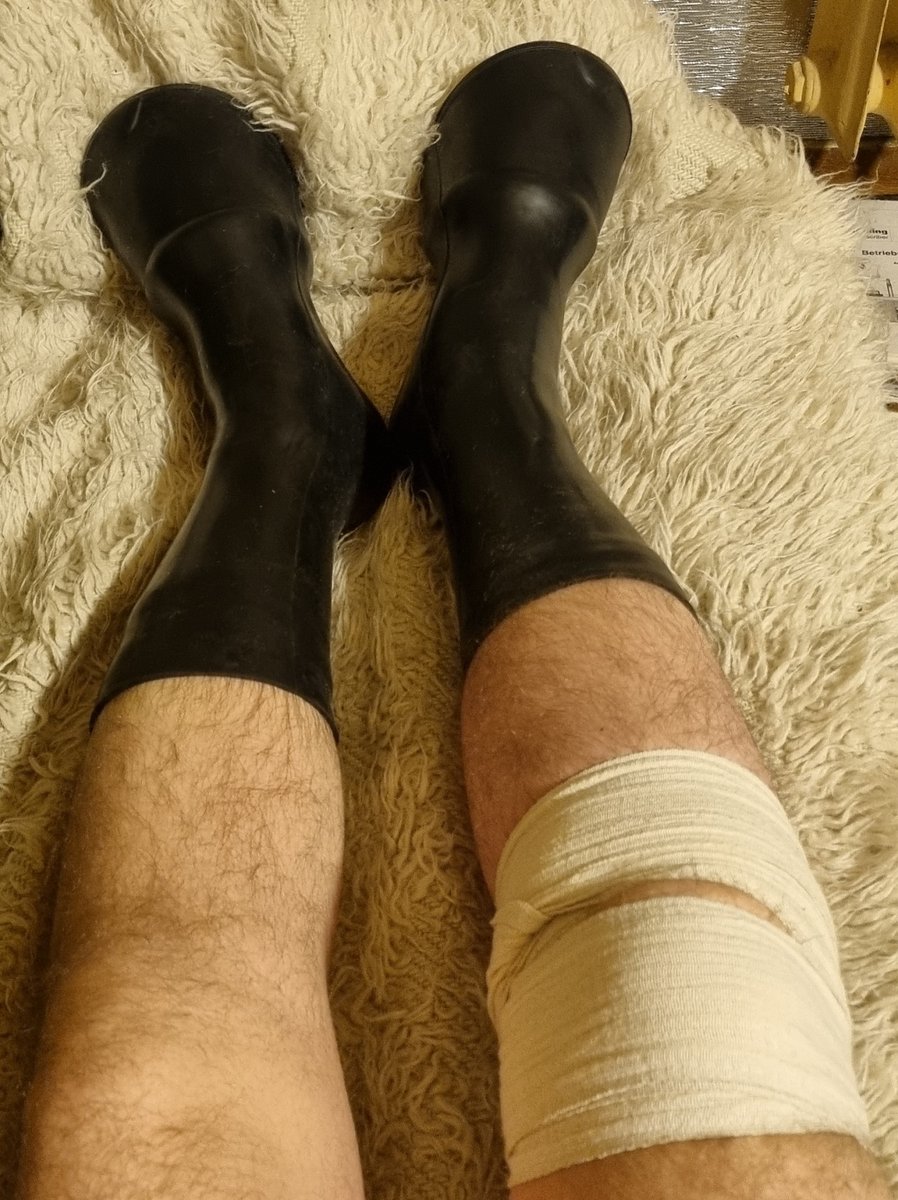 kaunomedis's tweet image. My hooves have arrived, but this #ponyboy is still very much limping.
Did a bit of minimal testing and a quick review- they’re soft, but just a tiny bit too small for a WIDE45EU foot.
The universe clearly wants me to suffer in style.