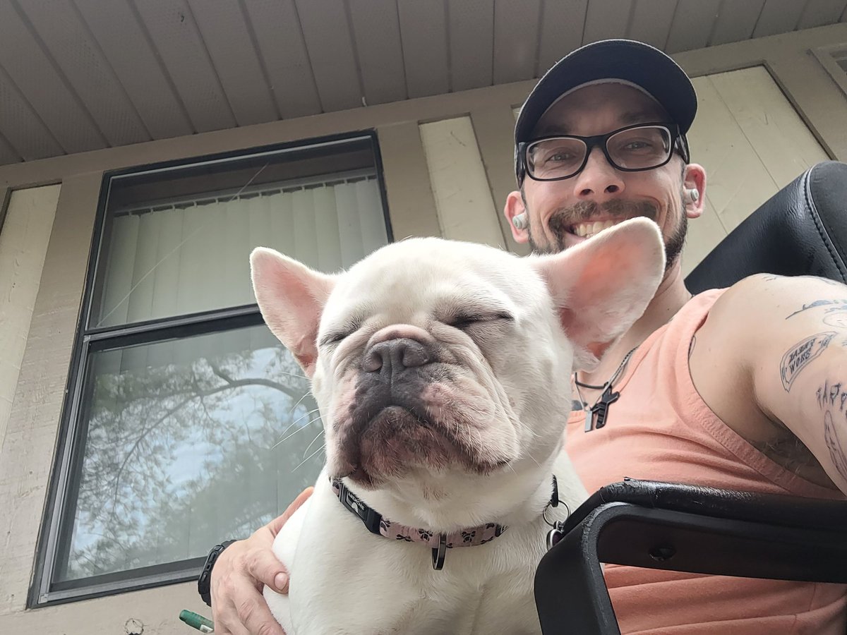 CumminsChanning's tweet image. This is why she has earned "Queen" status 👑👸♠️

#FrenchieLife #DogDad