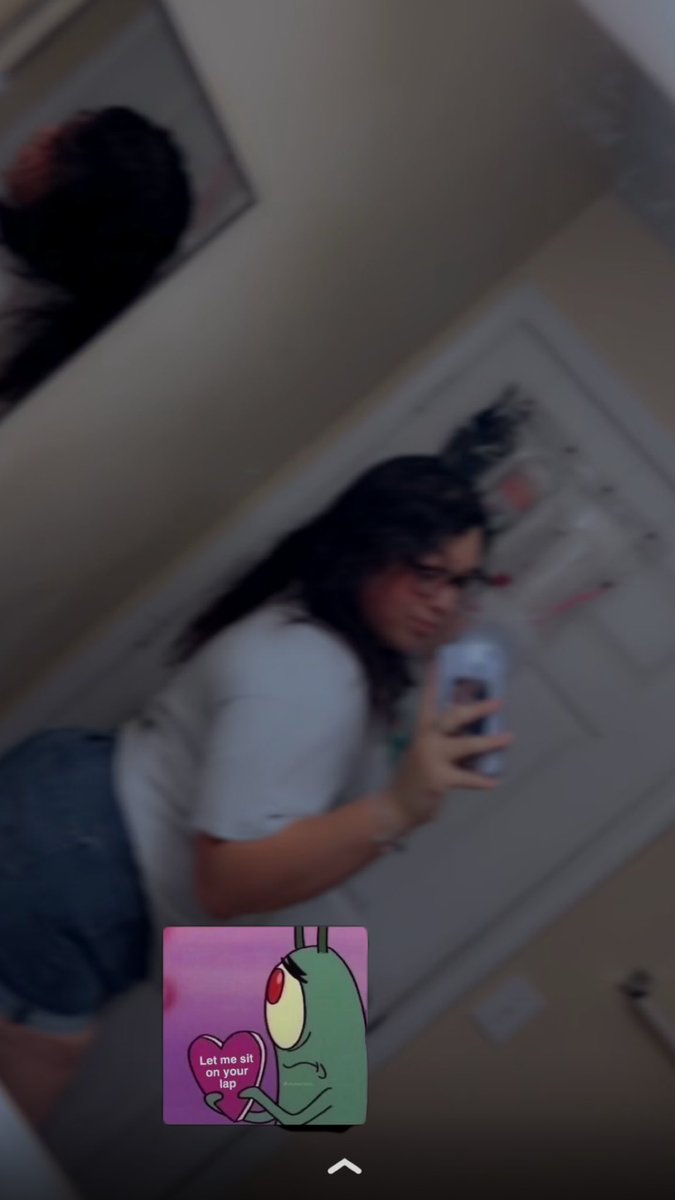 Rave329X's tweet photo. LOVE wearing shorts🥰 (u should see my all my shorts) but HATEEE my thighs getting stuck to chairs 😭 https://t.co/ykIiE7qMR5